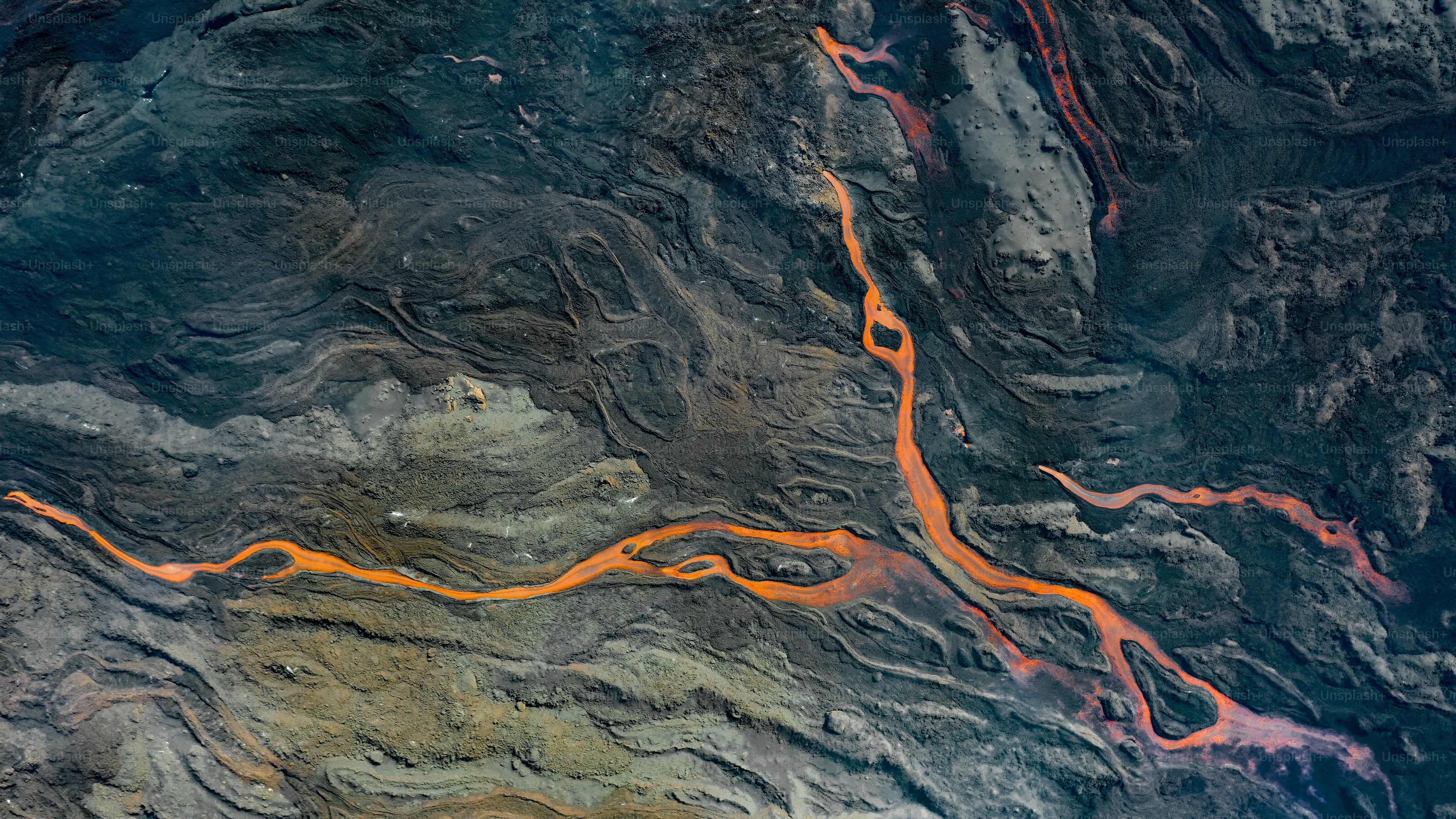 Eine Luftaufnahme eines Flusses in den Bergen