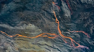 une vue aérienne d’une rivière dans les montagnes