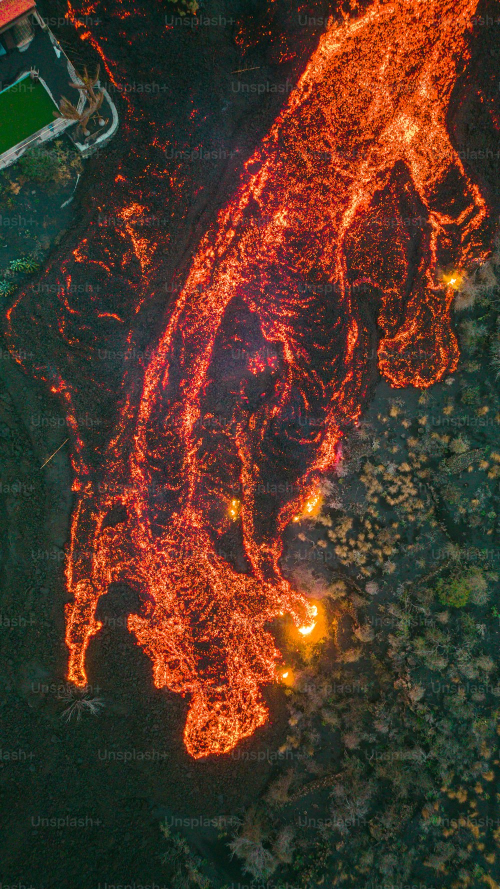 una veduta aerea di un flusso di lava in un campo