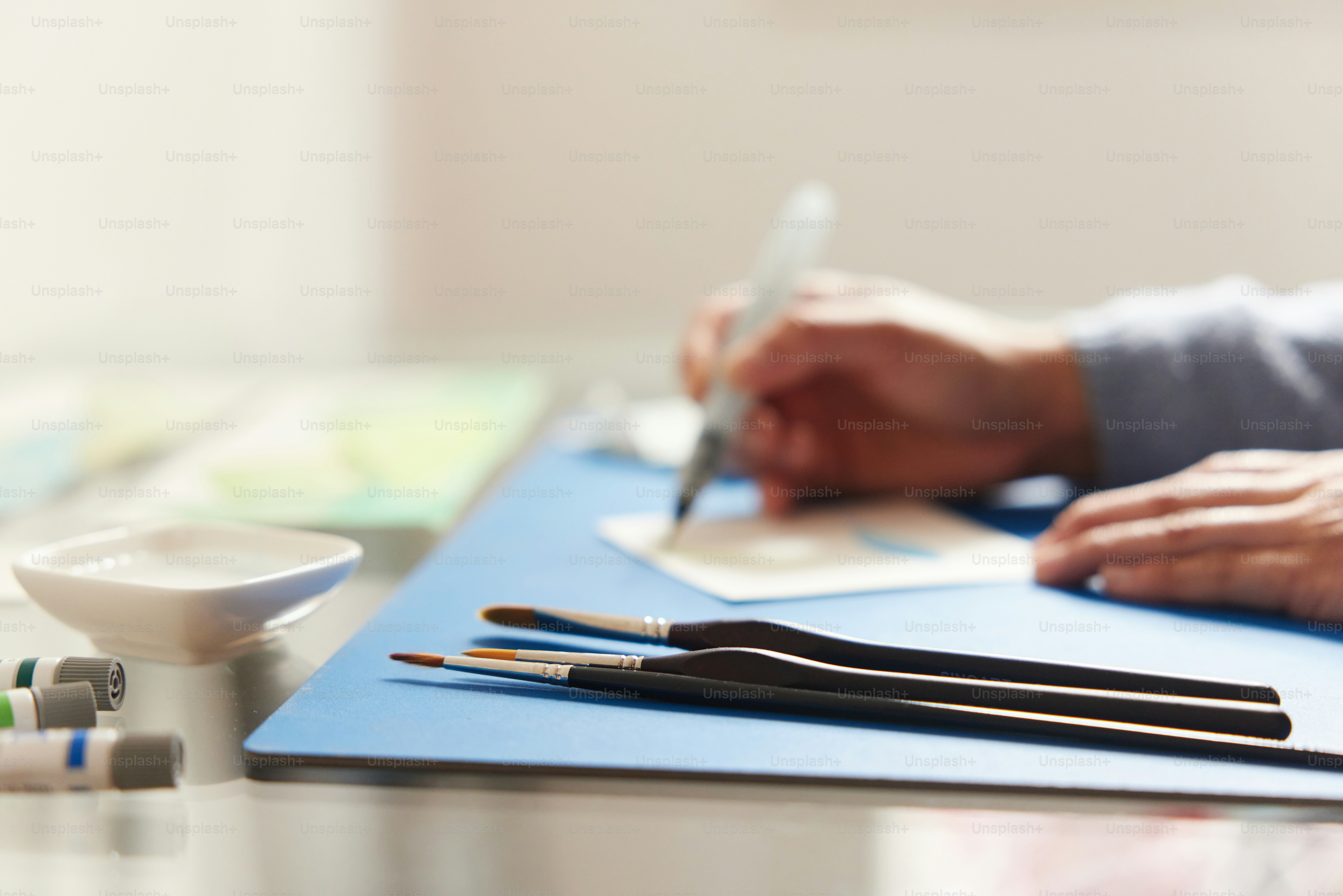 파란 종이에 글을 쓰는 사람