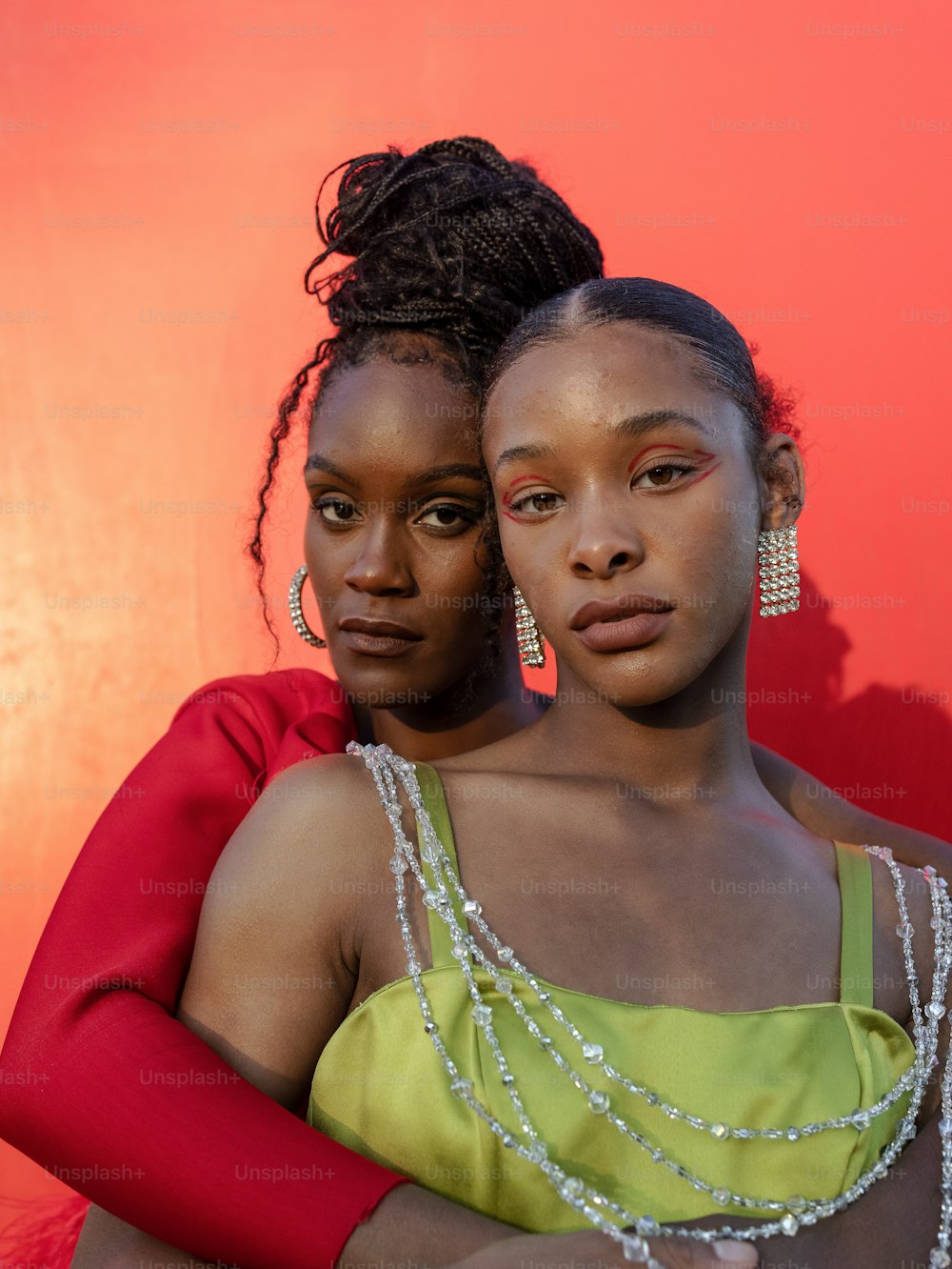 deux jeunes femmes debout l’une à côté de l’autre