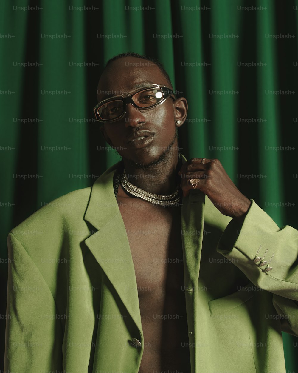 Un hombre con una chaqueta verde y gafas