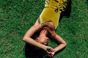 Une femme allongée sur le sol dans une robe jaune