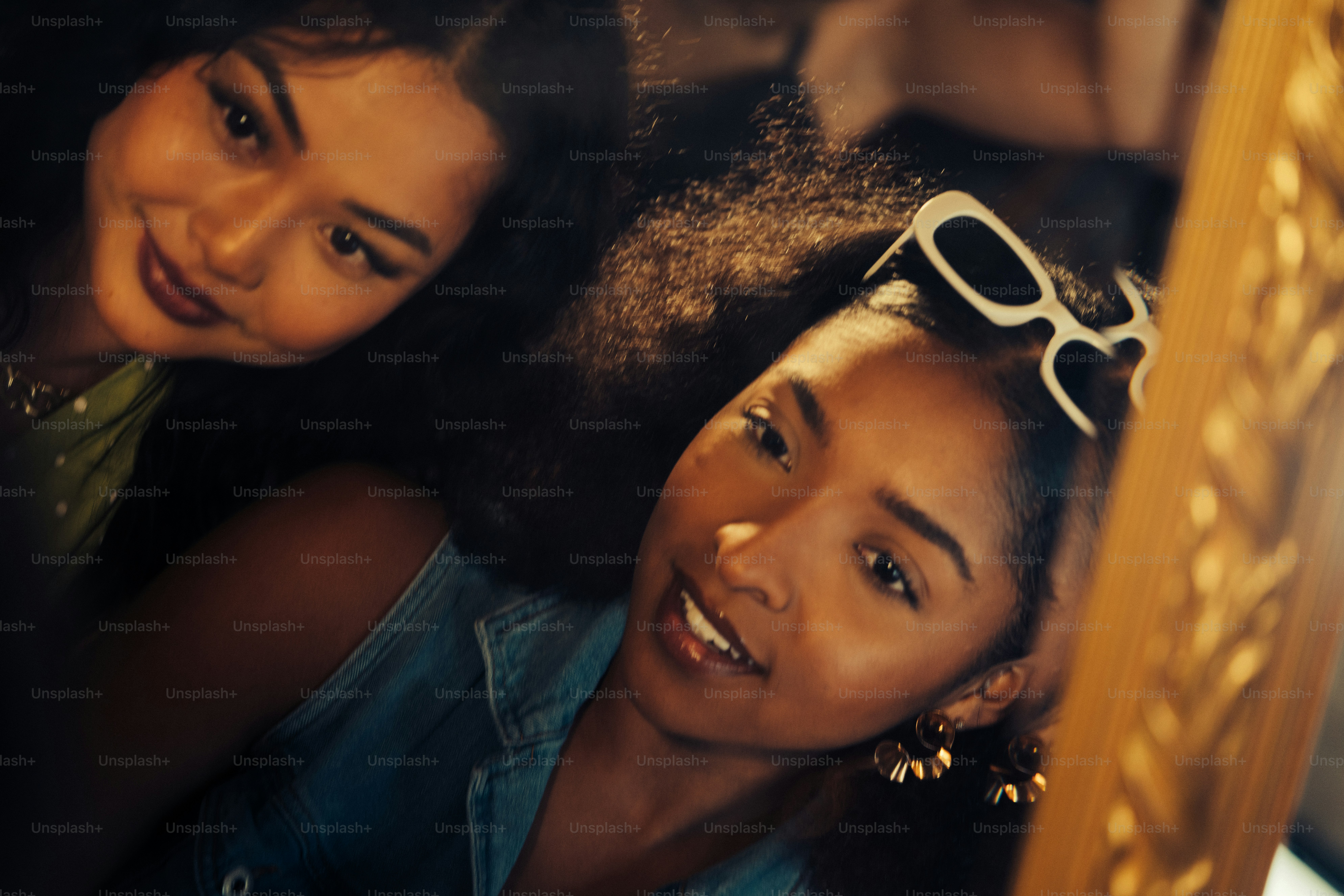 Duas meninas estão sorrindo e posando para uma foto