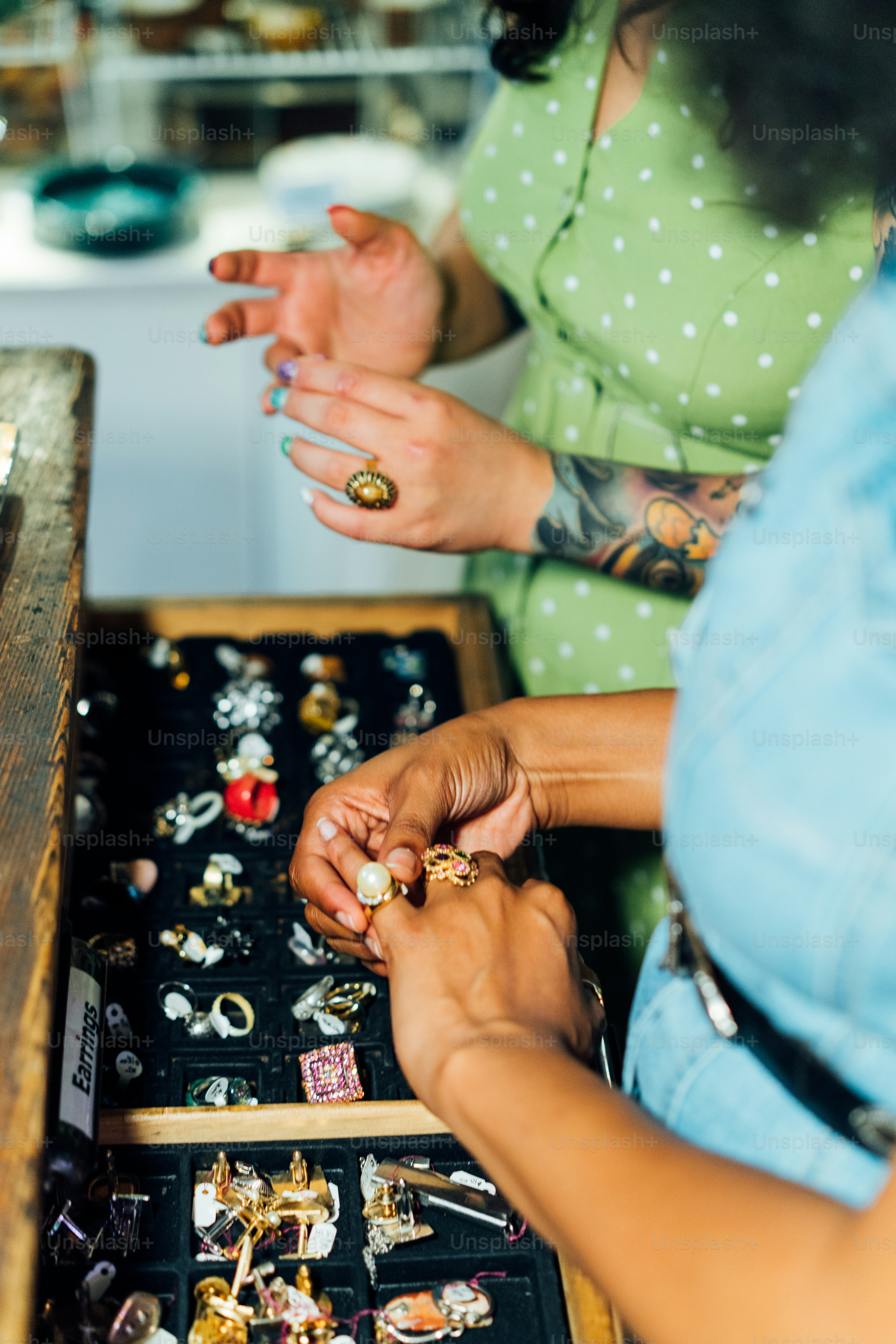 um par de pessoas que estão olhando para algumas joias