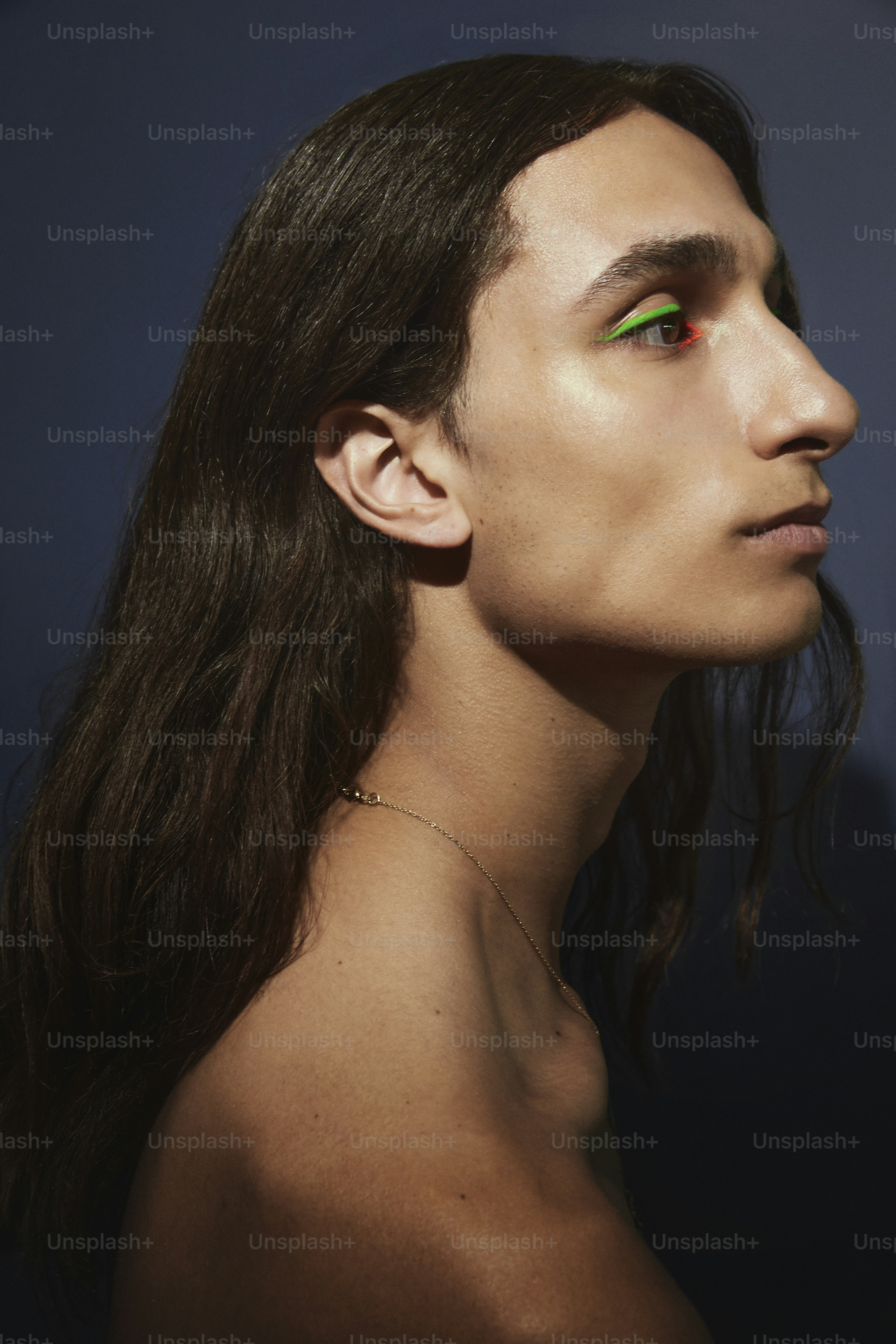 A man with green eyes and long hair photo – Generation z Image on Unsplash