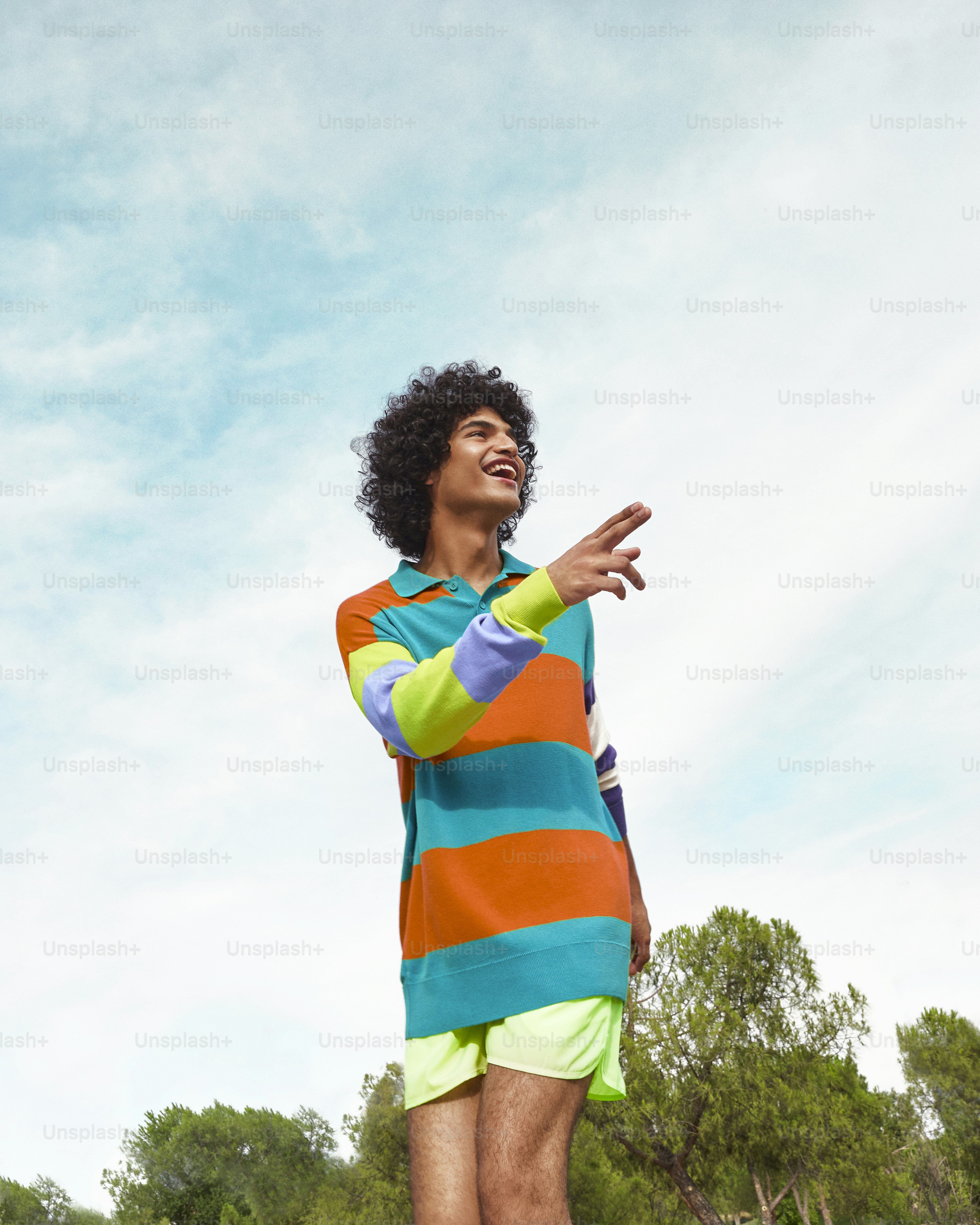 Un hombre parado en una patineta en un parque