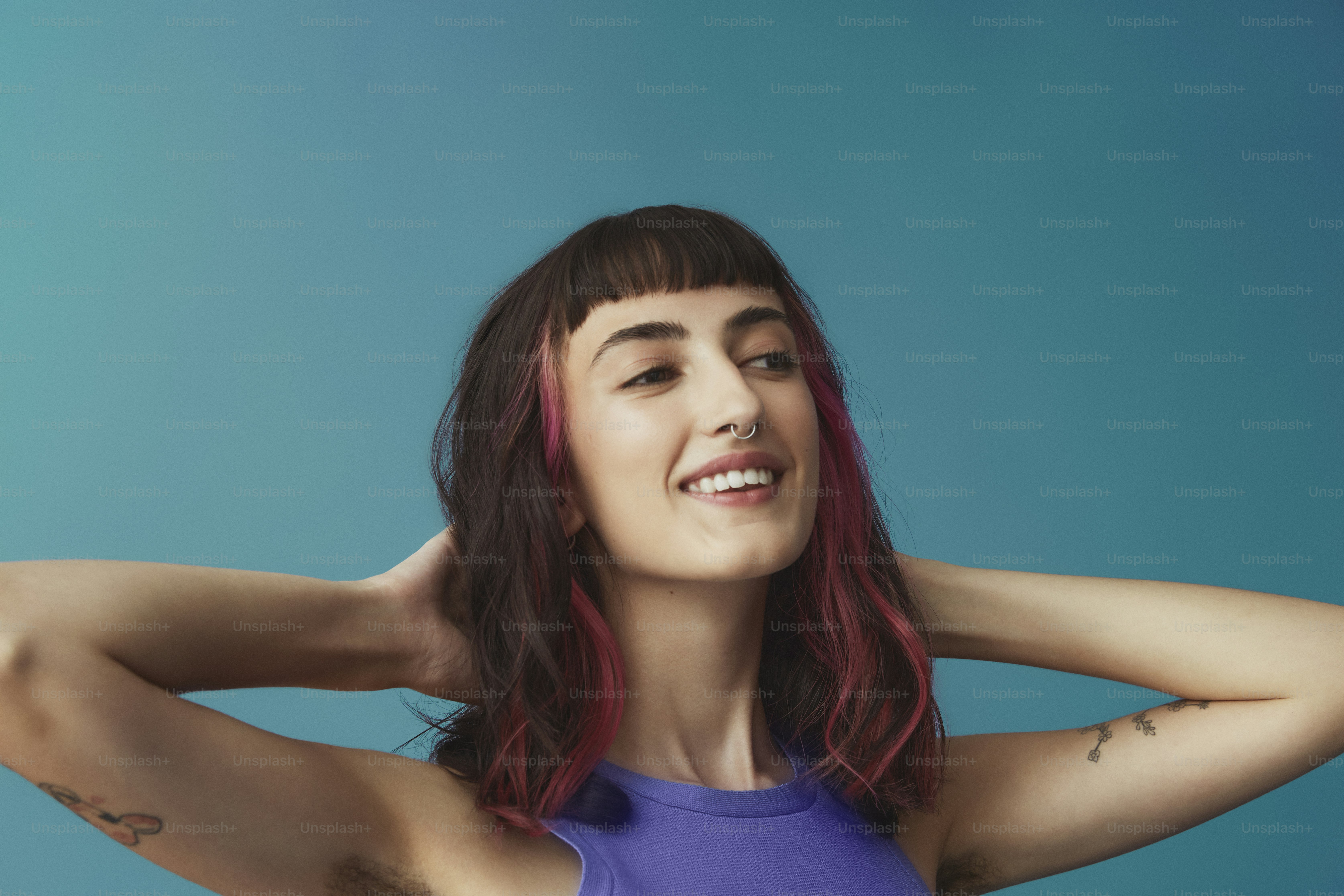 Eine Frau mit roten Haaren und einem blauen Tanktop