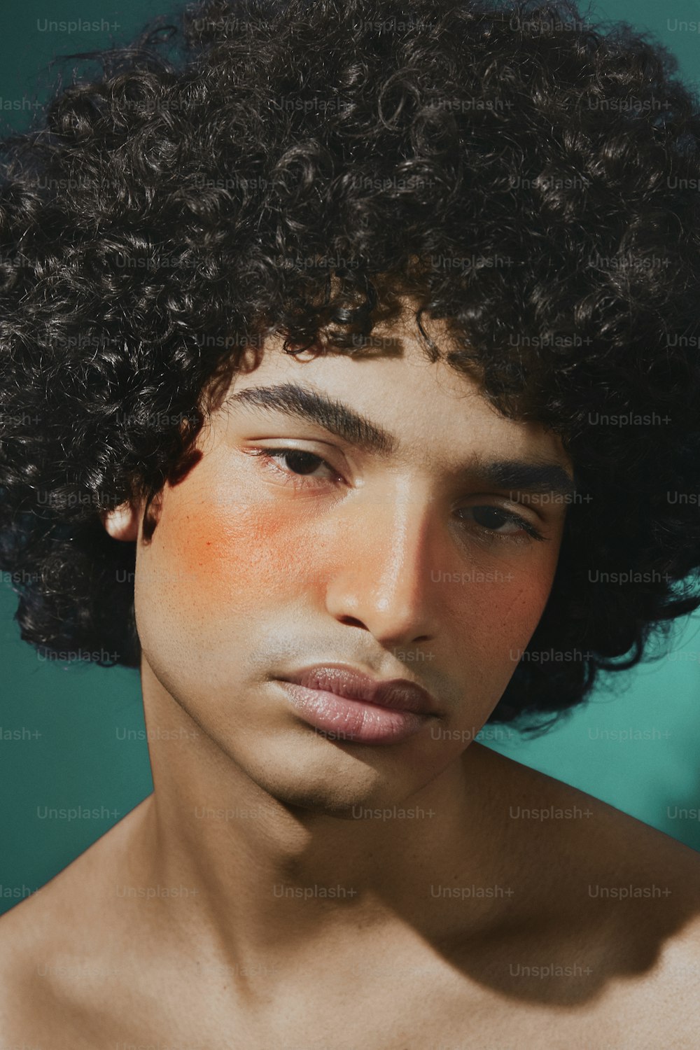 um close up de uma pessoa com um afro