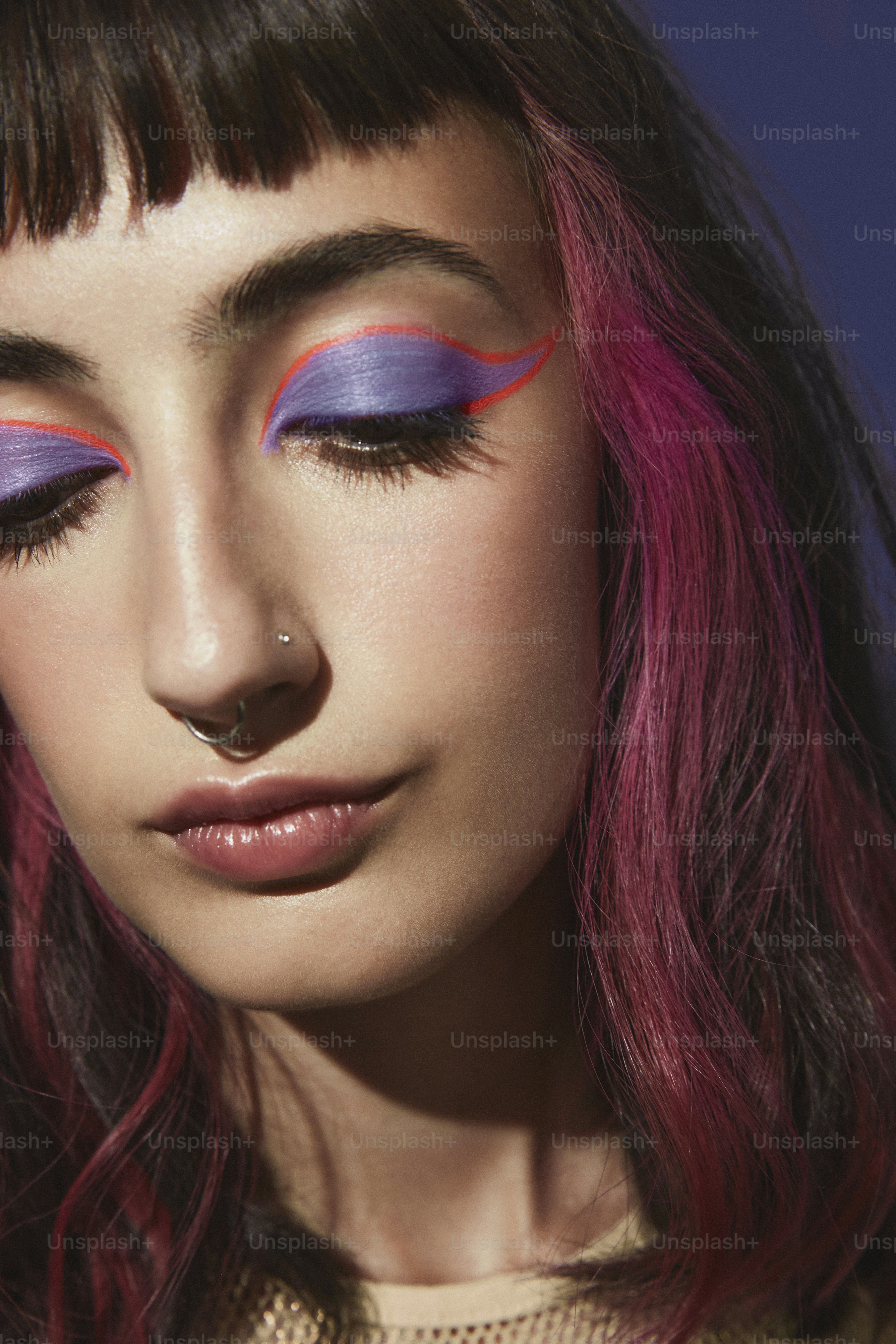 ピンクの髪と紫色のアイシャドウを持つ女性