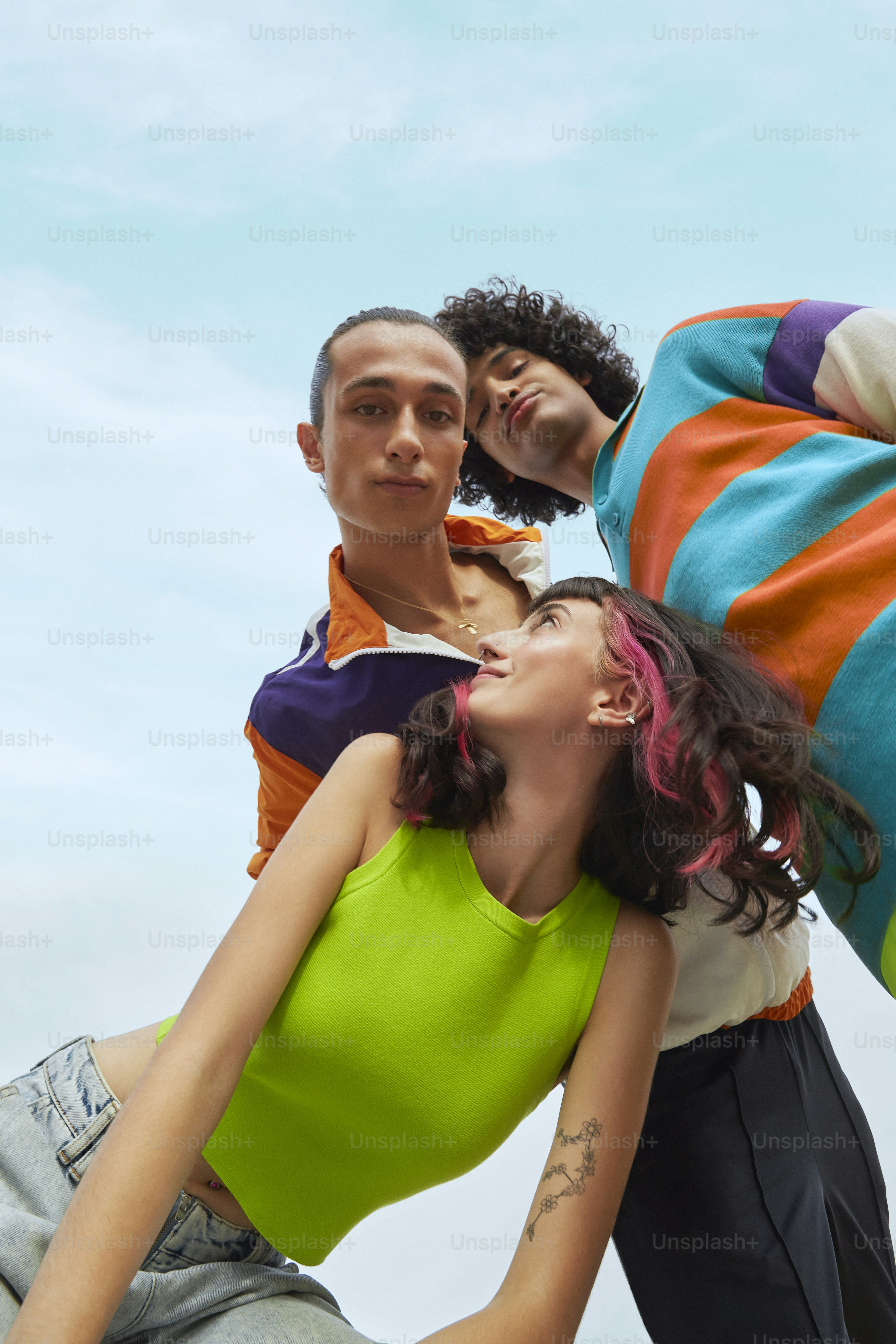 隣同士に立っている若者のグループ