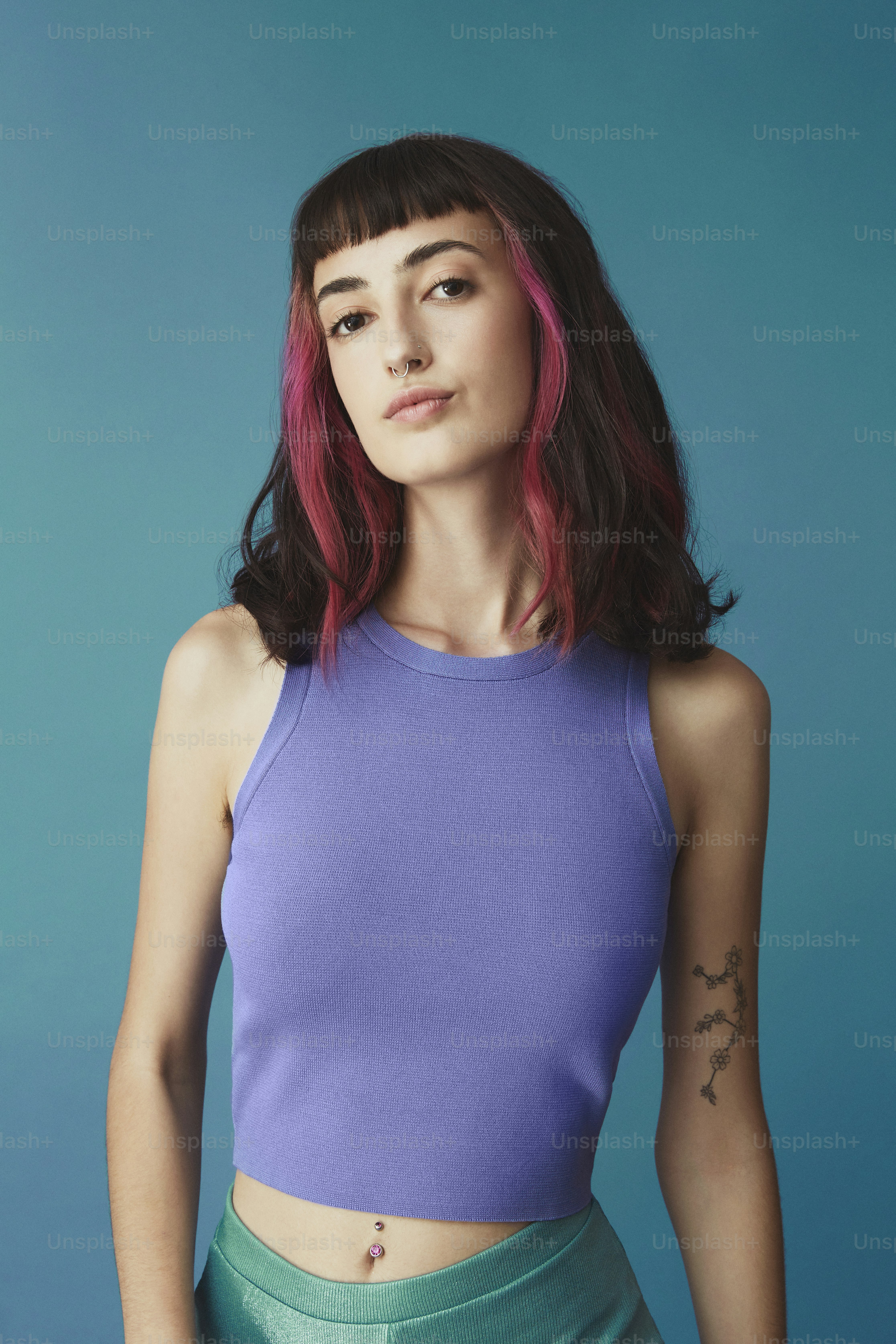 Una donna con i capelli rosa che indossa un top viola