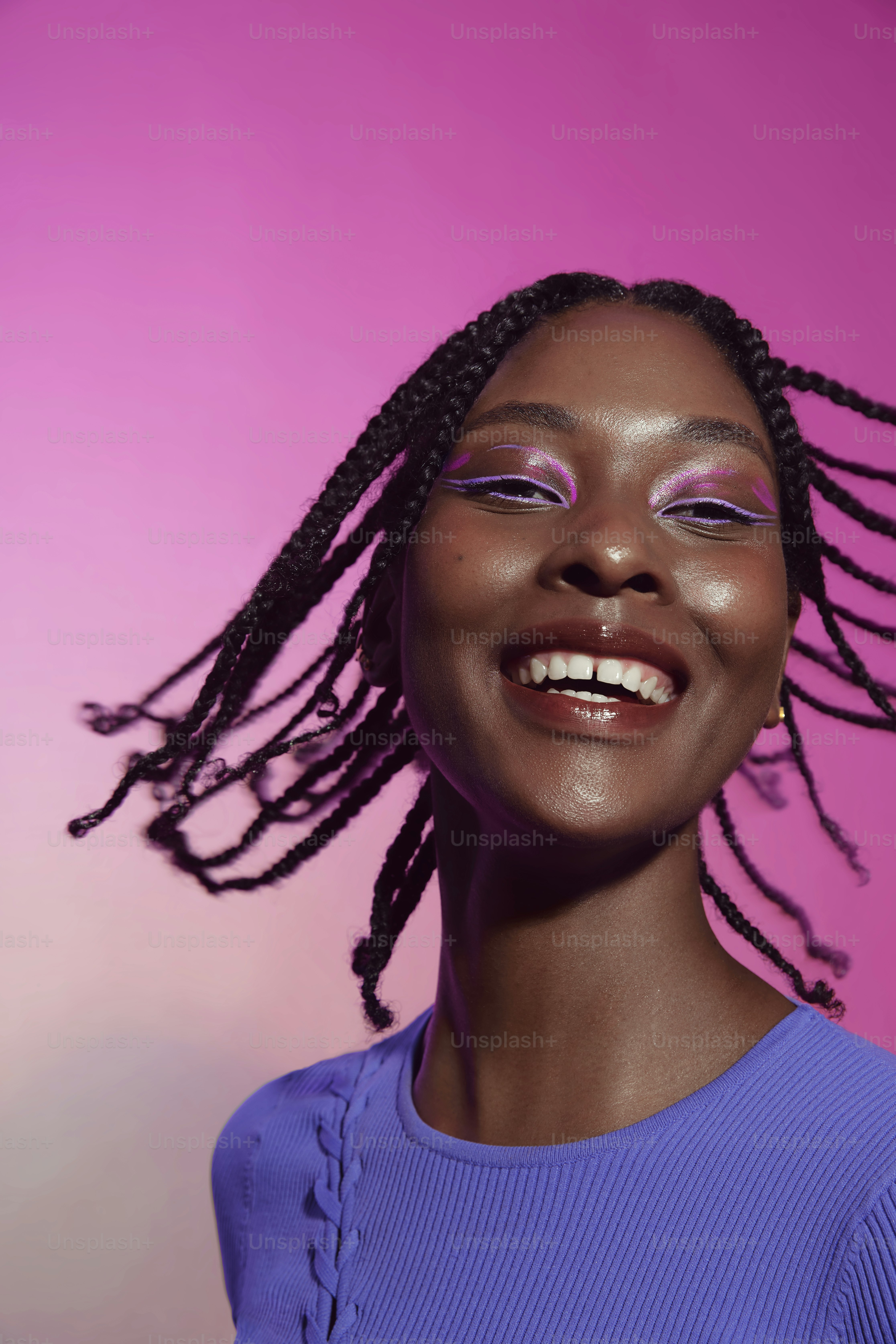 uma mulher com dreadlocks sorrindo para a câmera