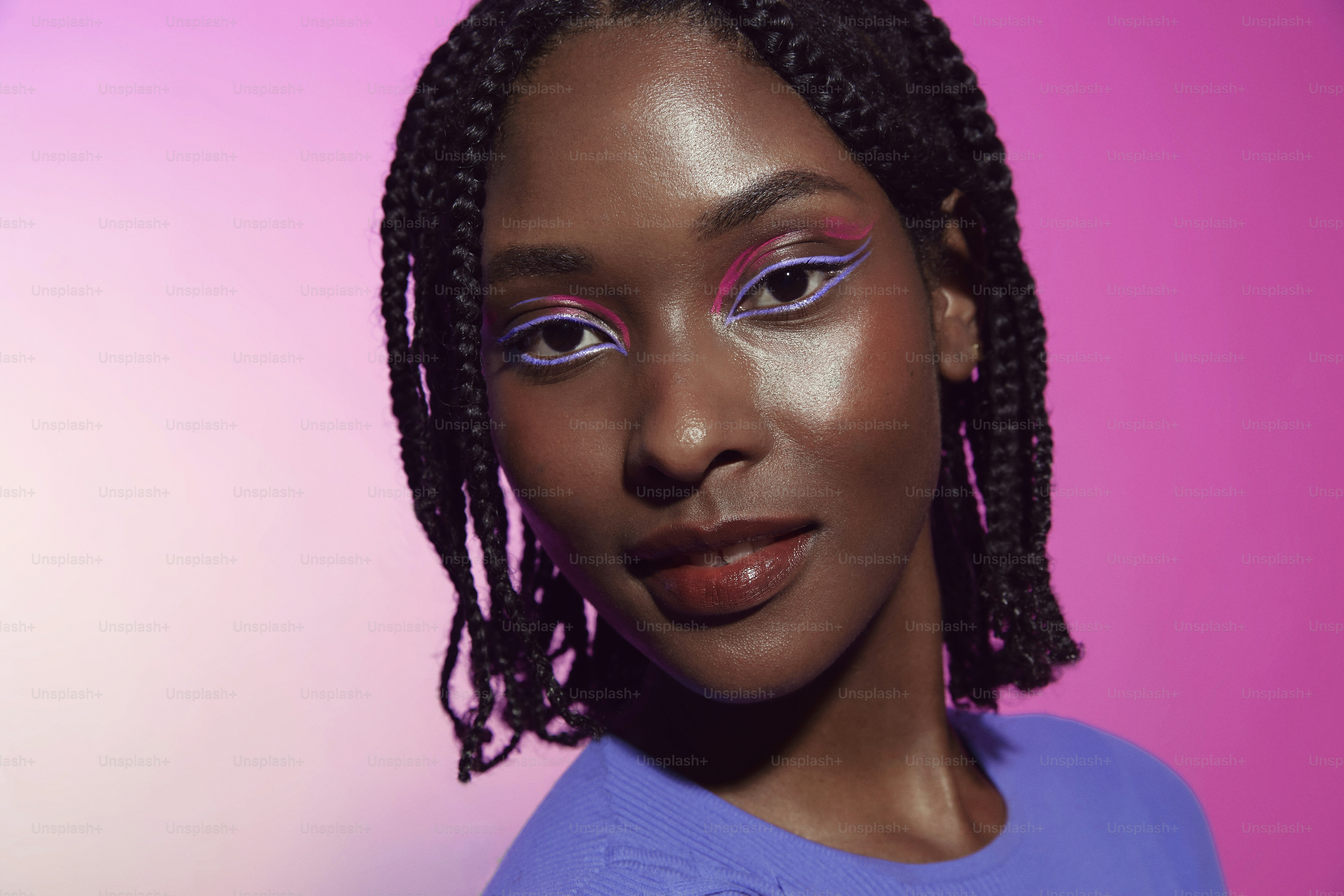 um close up de uma mulher com maquiagem roxa
