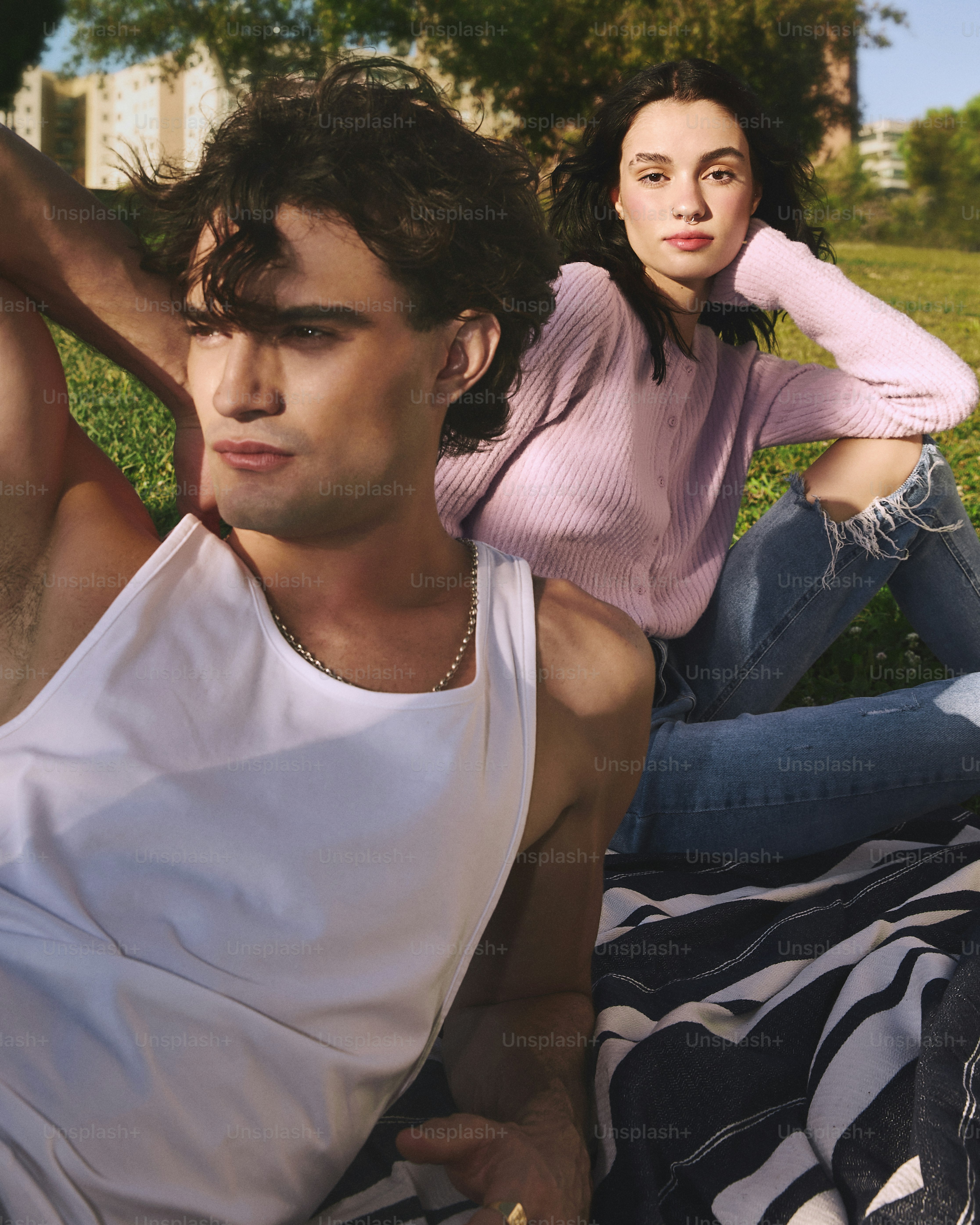 Un hombre y una mujer acostados sobre una manta