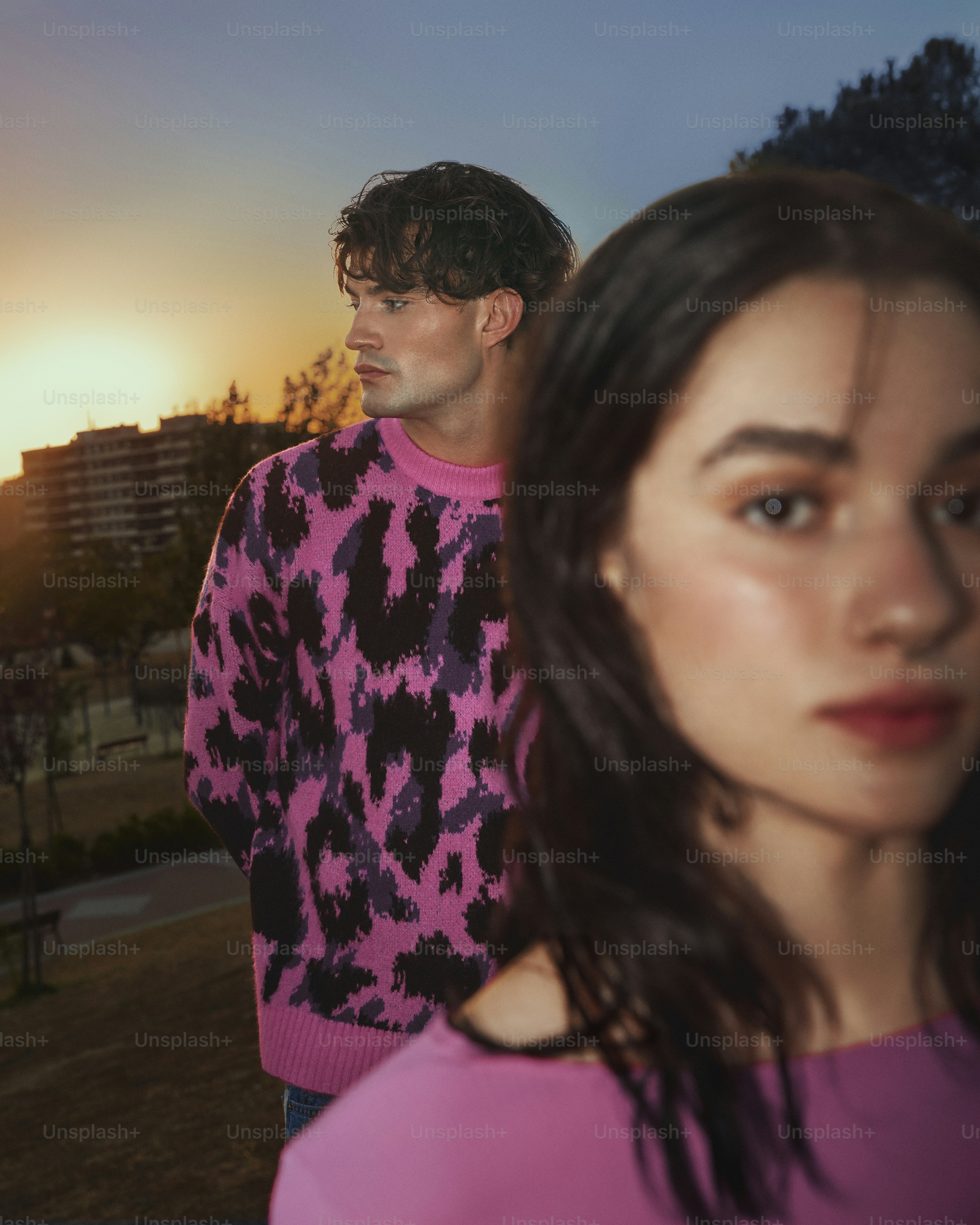 Un hombre y una mujer parados uno al lado del otro