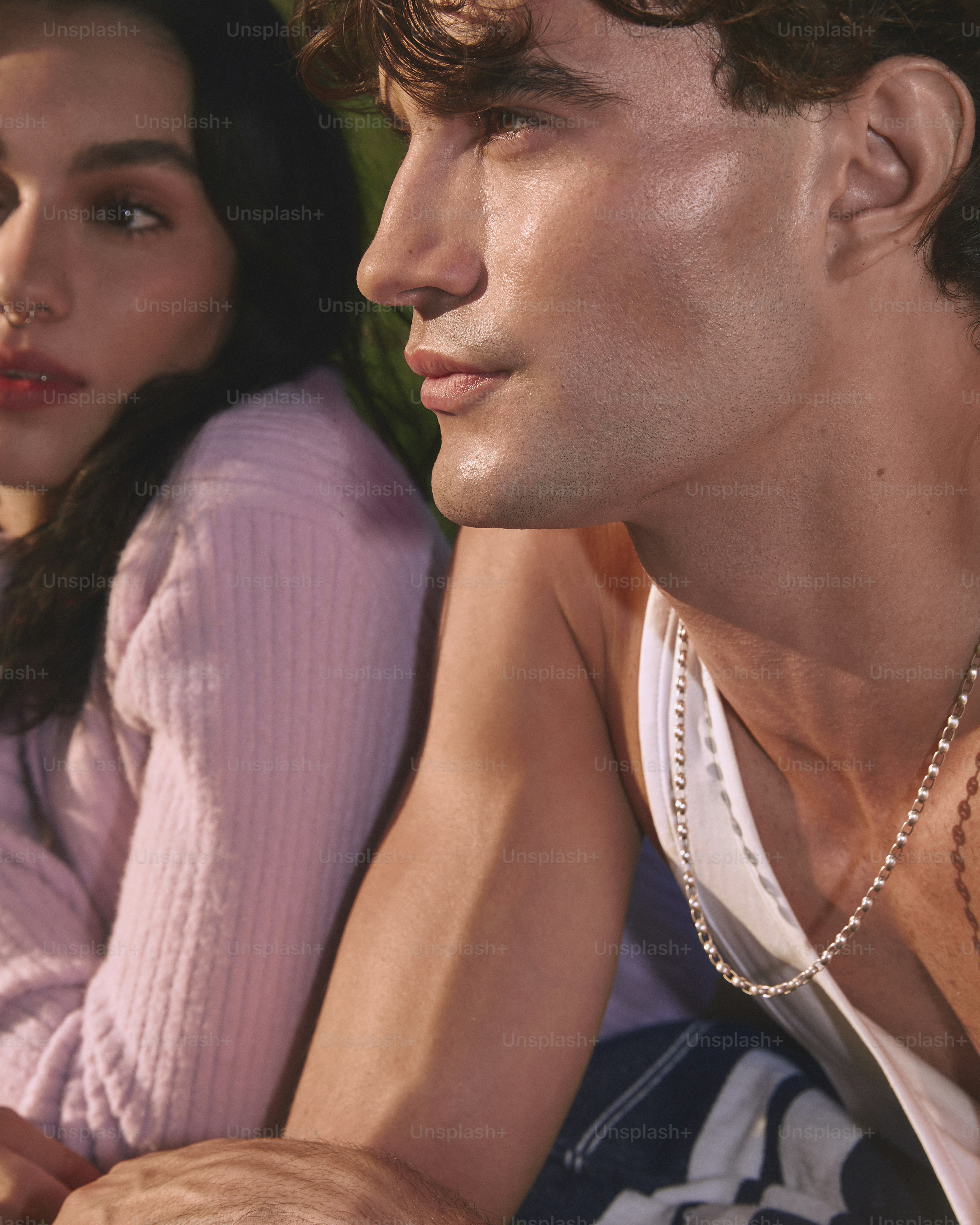 Un hombre y una mujer sentados uno al lado del otro