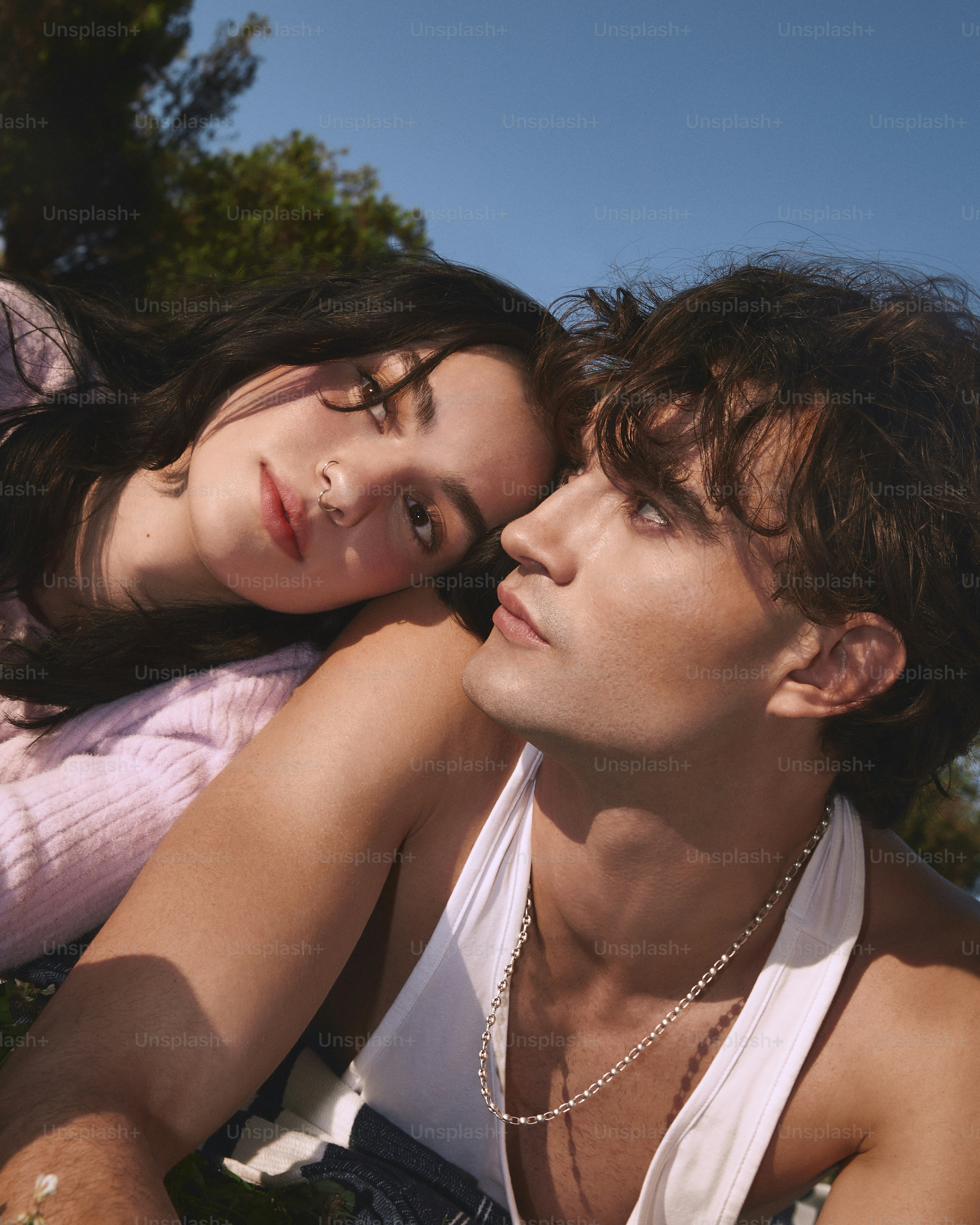 Un hombre y una mujer tendidos en el suelo