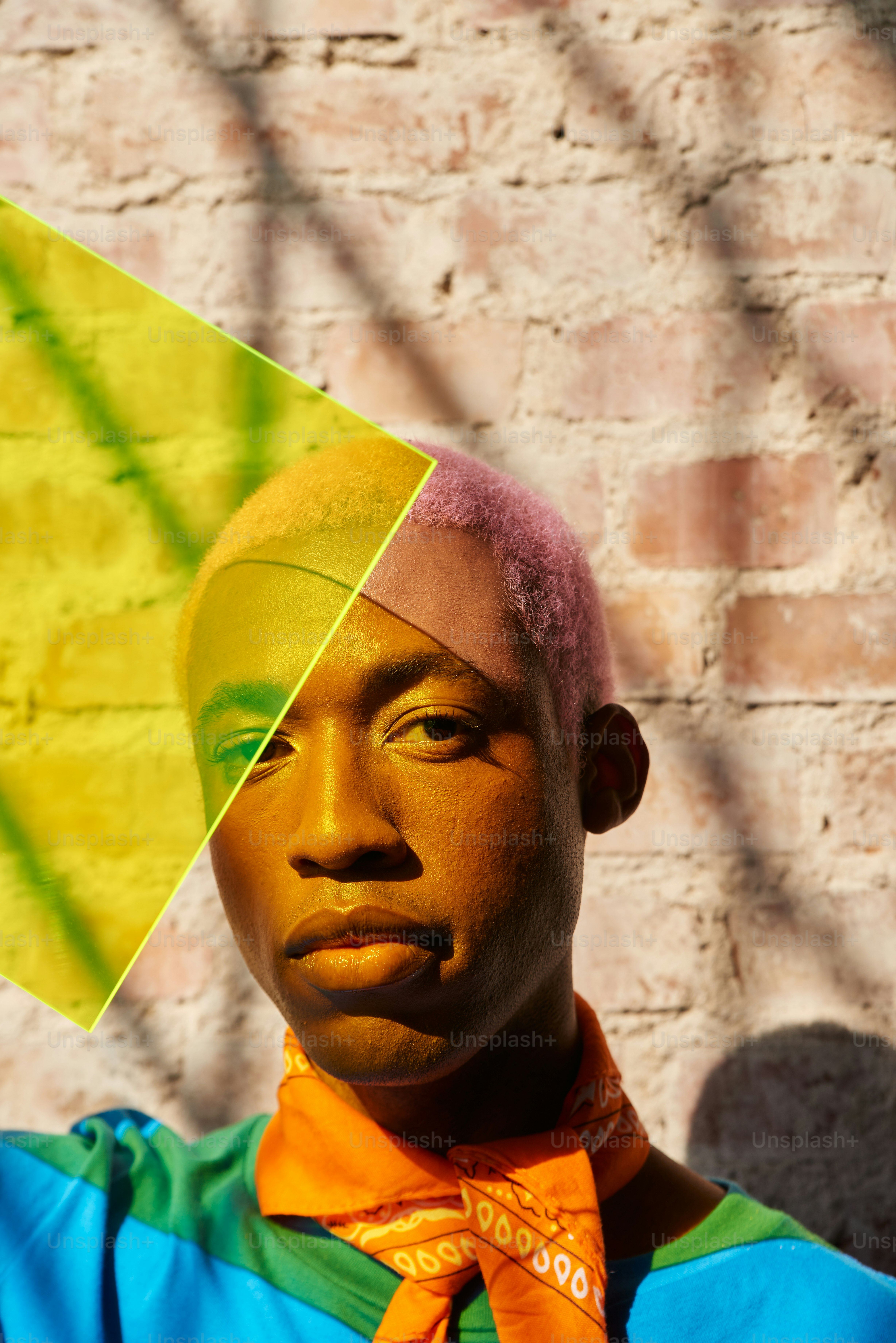 Un uomo con una camicia colorata e cravatta addosso