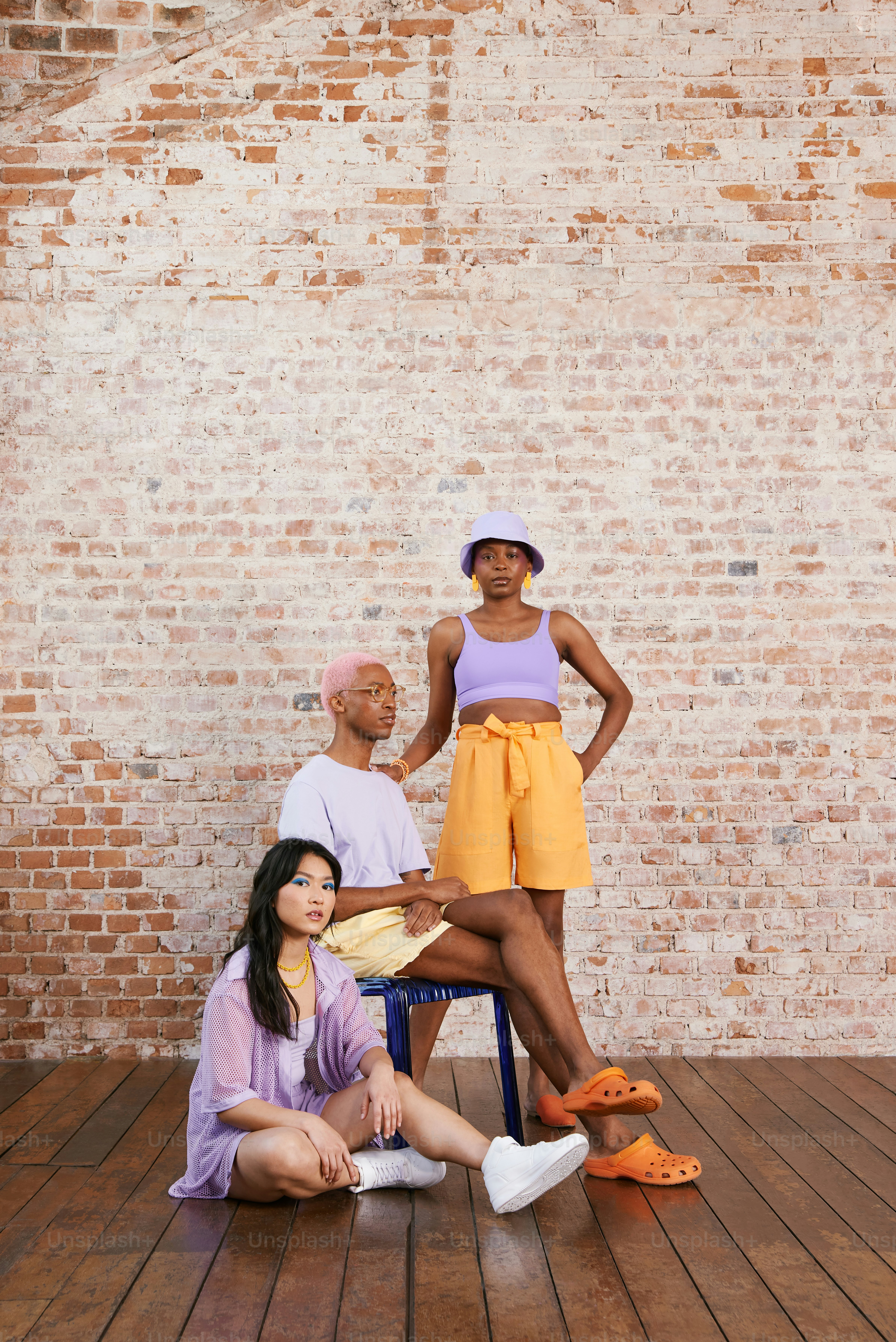 una donna seduta su una sedia accanto a due uomini