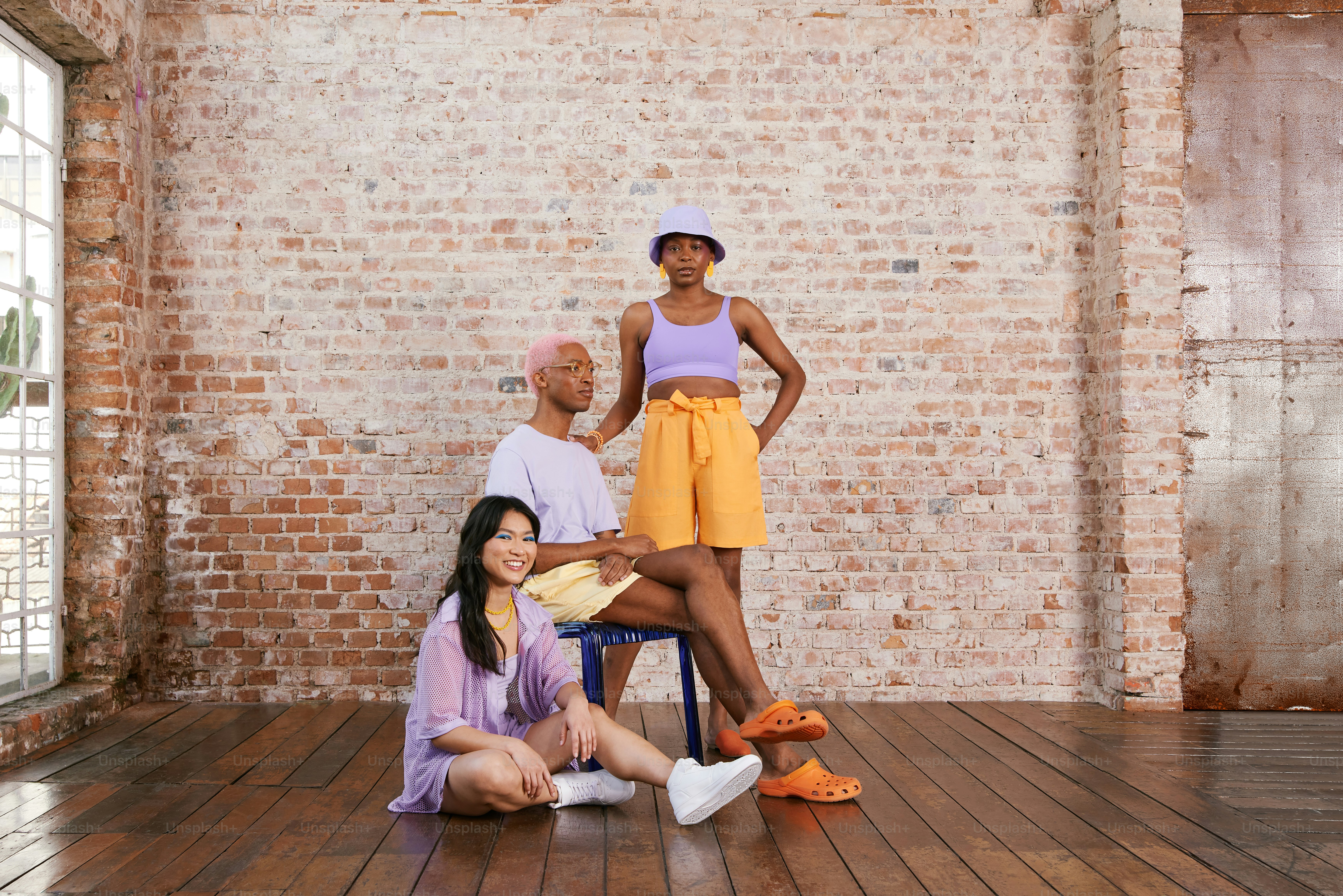 un gruppo di persone sedute su un pavimento di legno