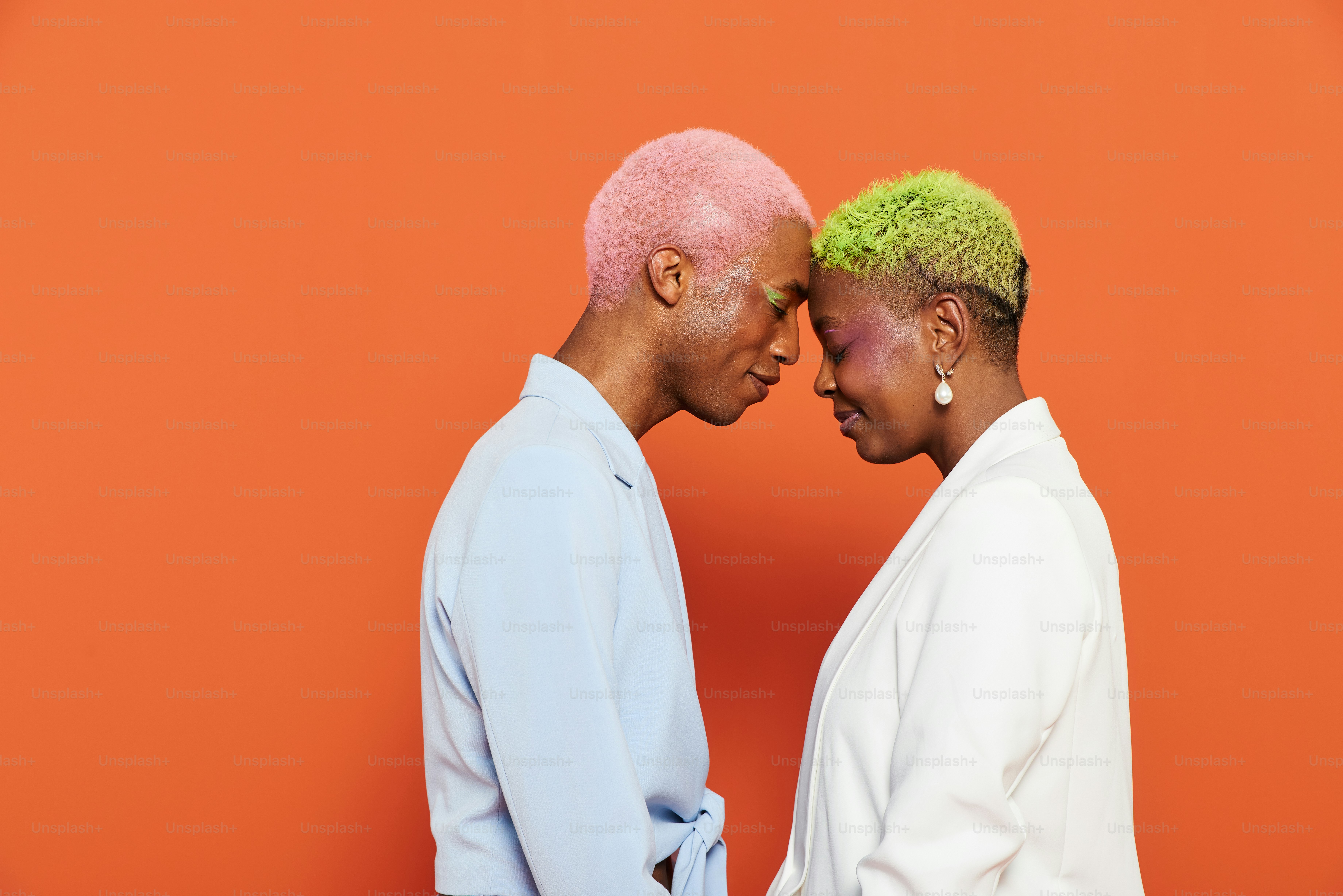 Un homme et une femme aux cheveux roses et verts
