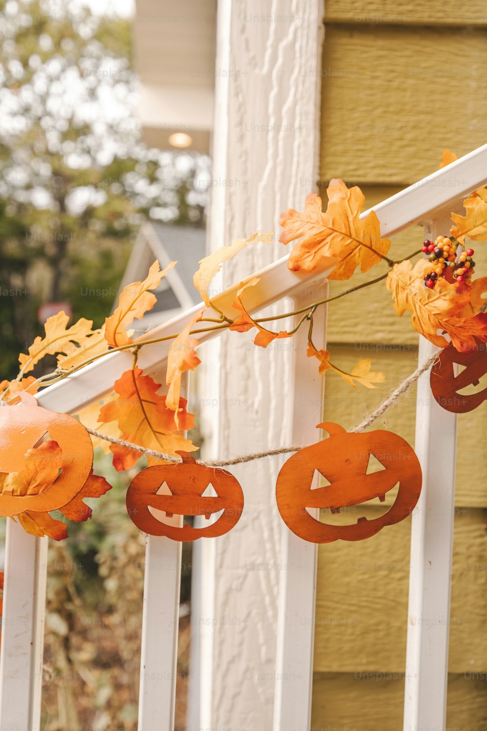 Uma decoração de Halloween com abóboras e Jack - O'- lanternas penduradas em um