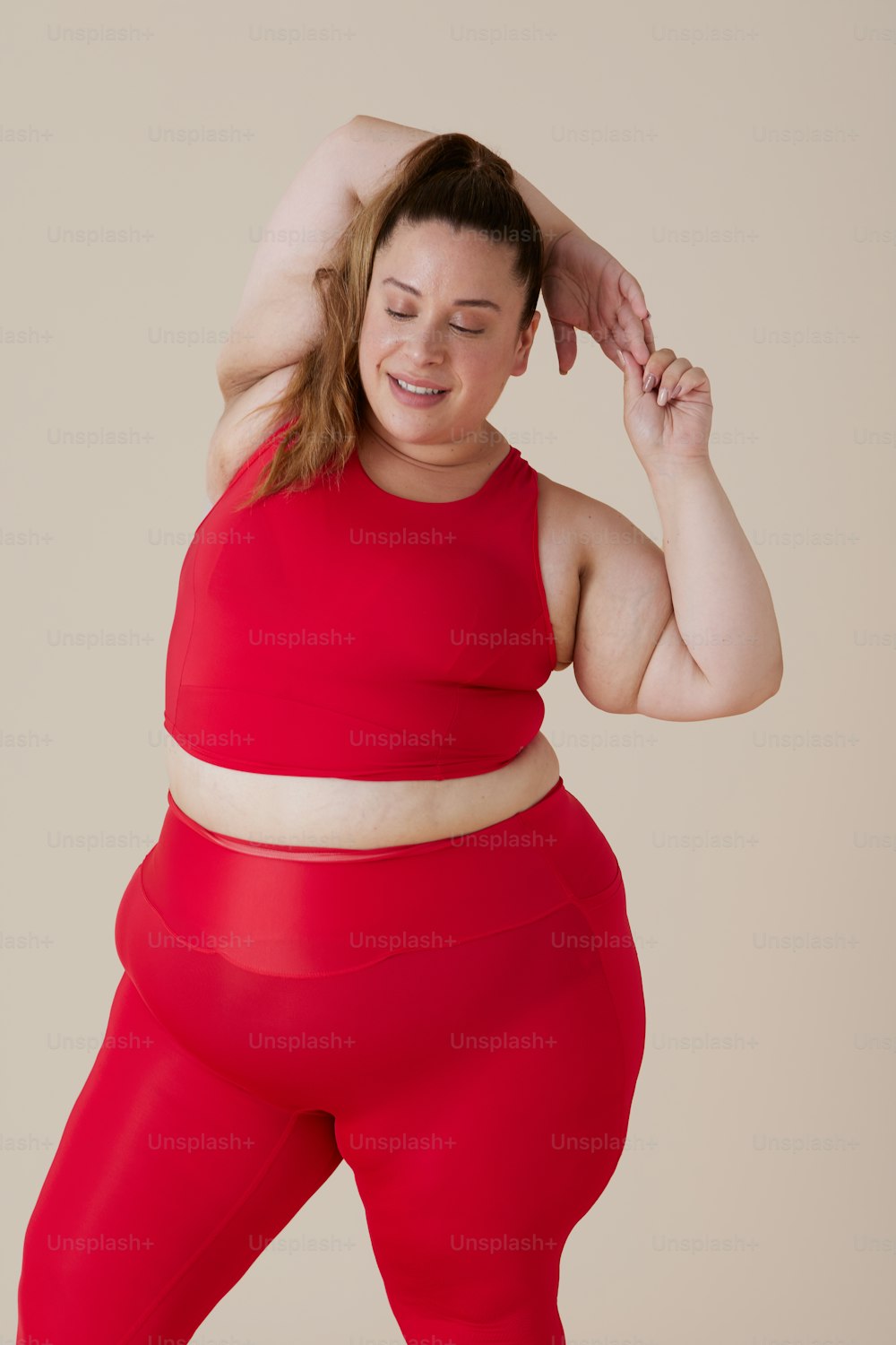 Una mujer con un top rojo y leggings