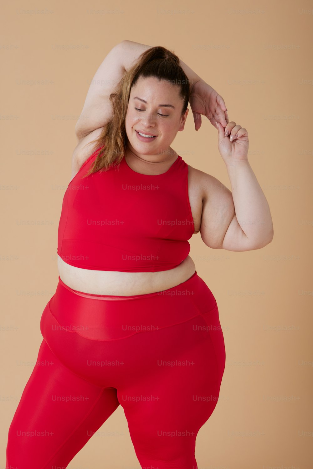 Eine Frau in einem roten Oberteil und Leggings