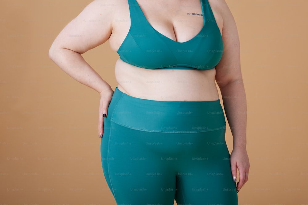 Una mujer con un top de sujetador deportivo verde y leggings
