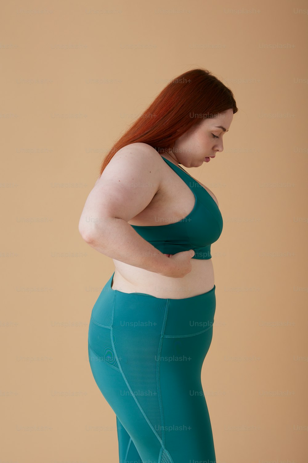 Una mujer con un top verde y leggings