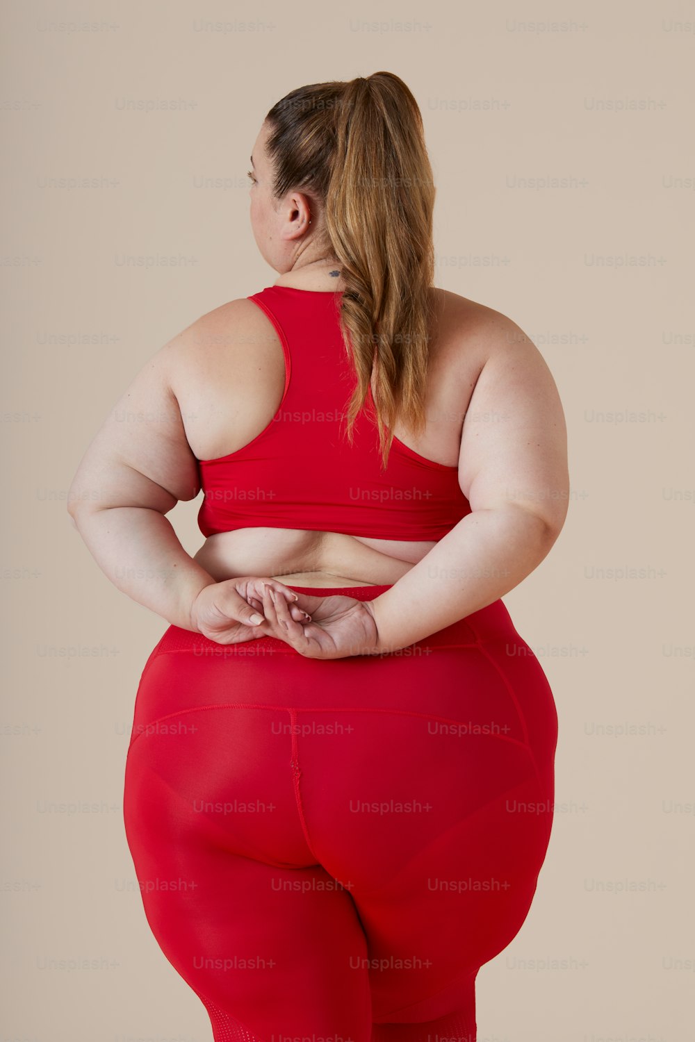 Una mujer con un top rojo y leggings
