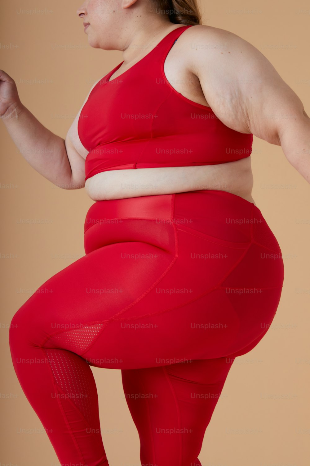 Eine Frau in einem roten Oberteil und Leggings