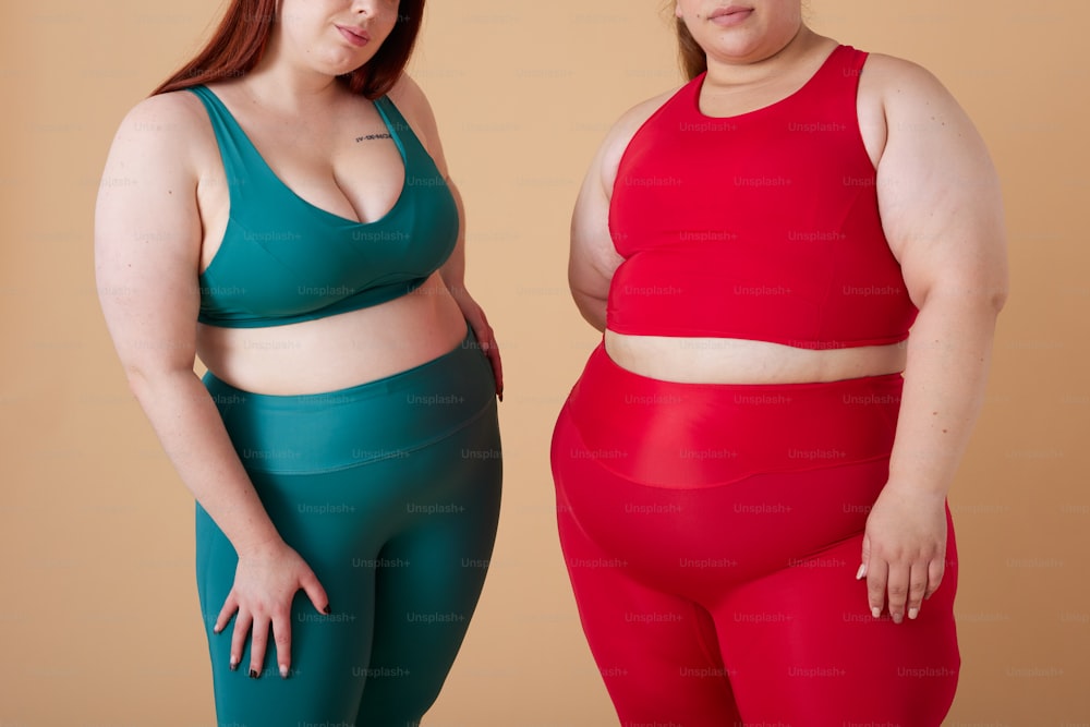 deux femmes debout l’une à côté de l’autre dans des tenues assorties