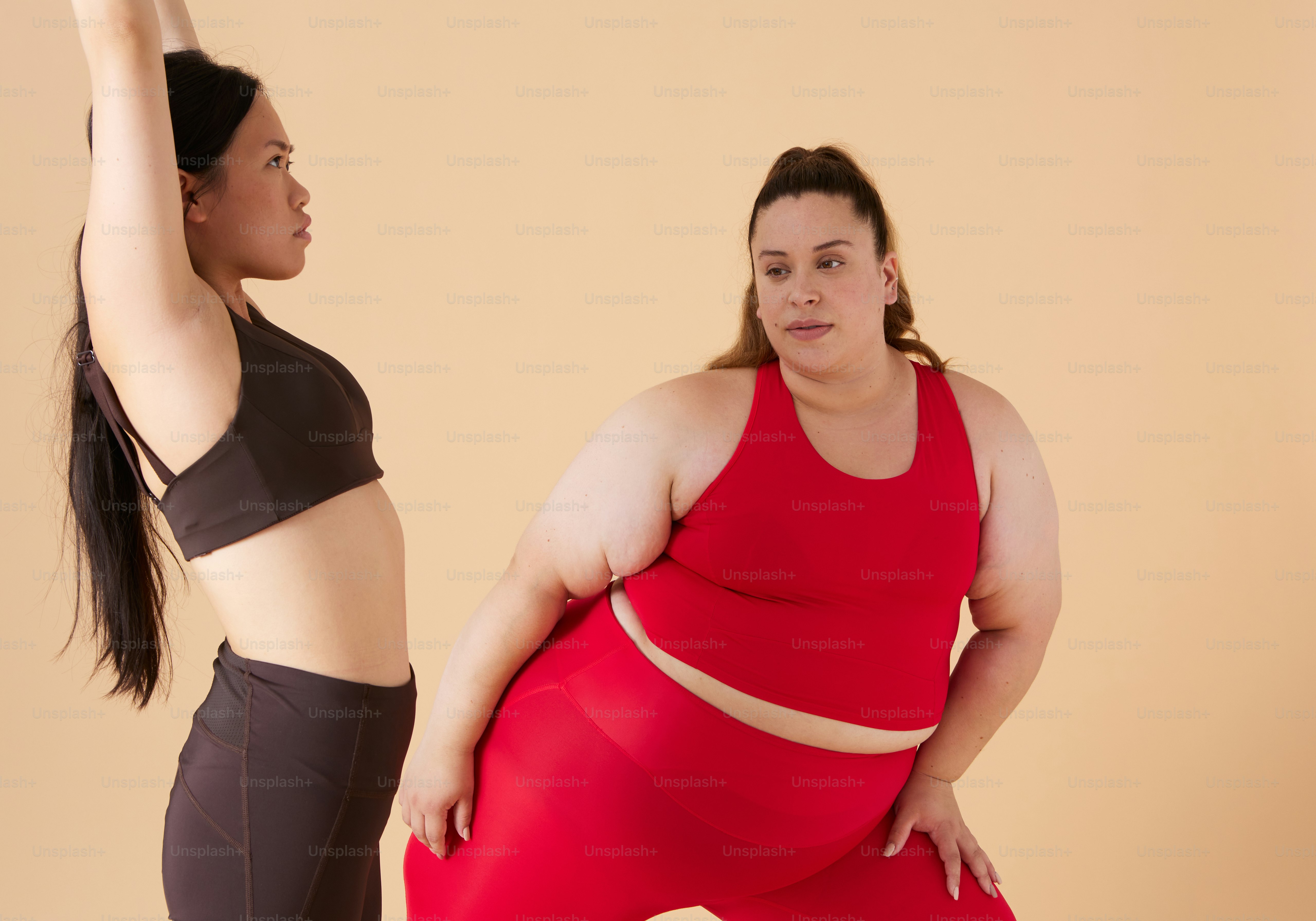 una mujer con un top rojo y una mujer con un top negro