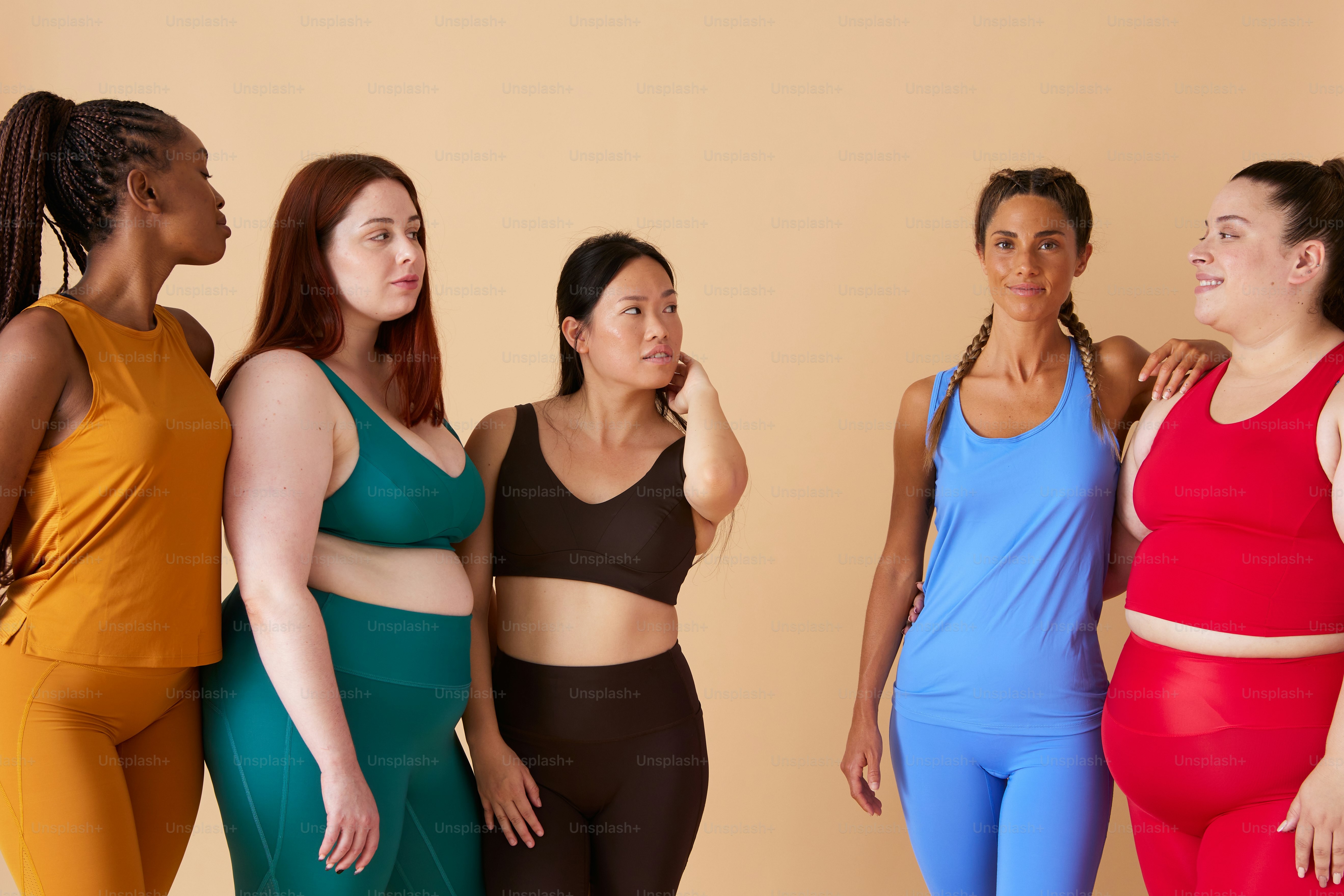 Un grupo de mujeres de pie una al lado de la otra