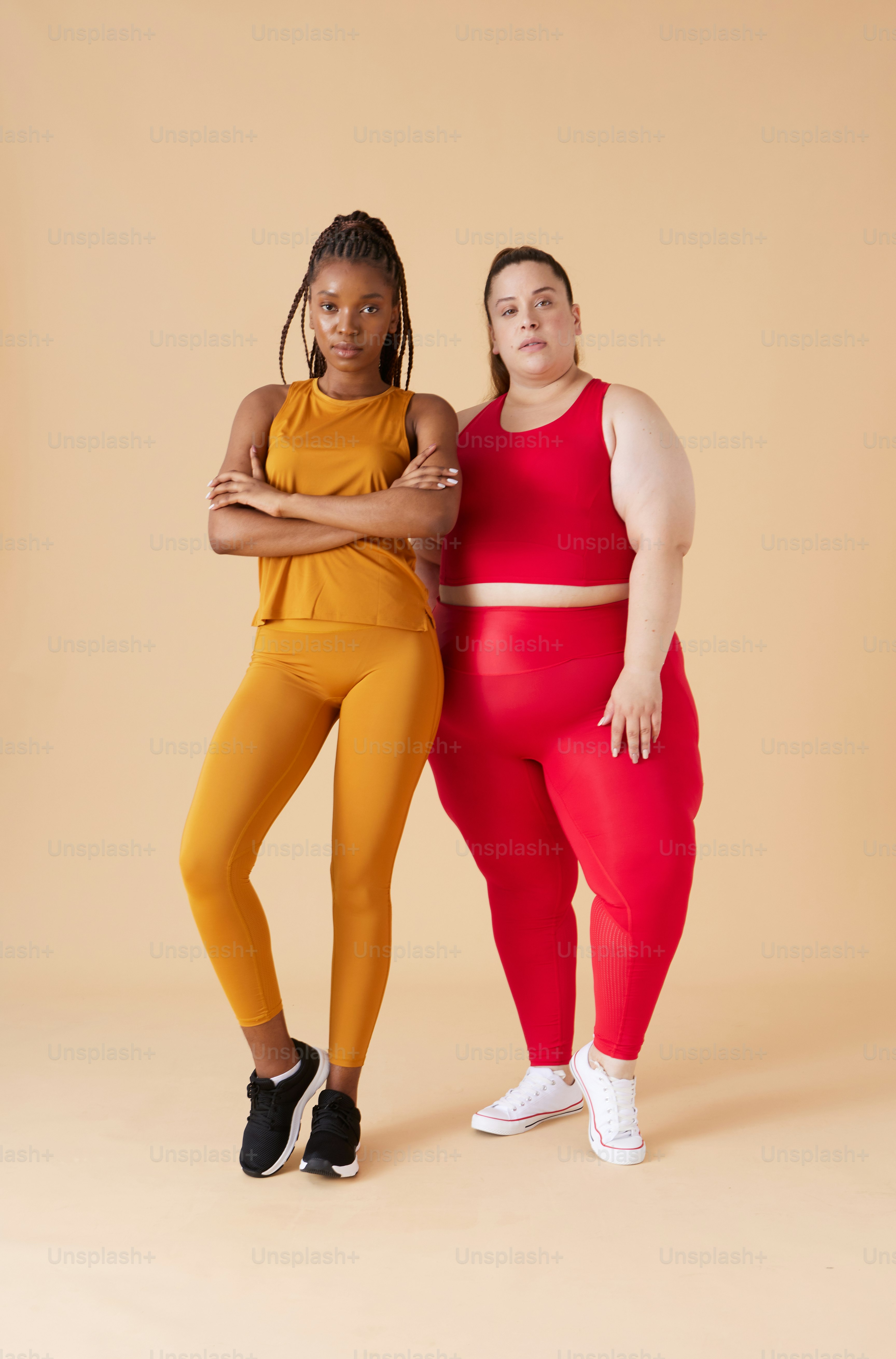 Dos mujeres de pie una al lado de la otra con los brazos cruzados foto –  Imagen de Aptitud en Unsplash, image size:3000x4549