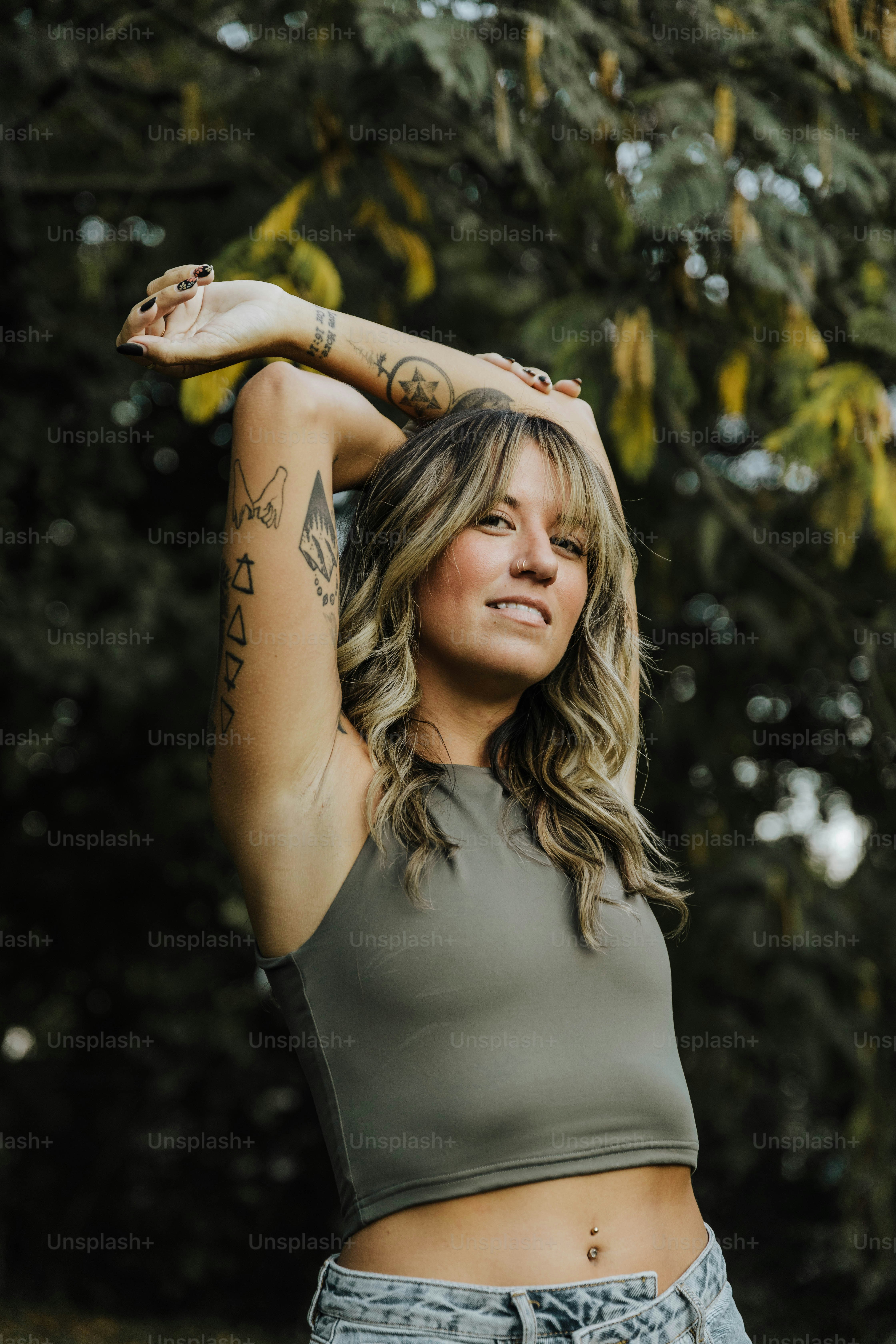 Una mujer con un tatuaje en el brazo