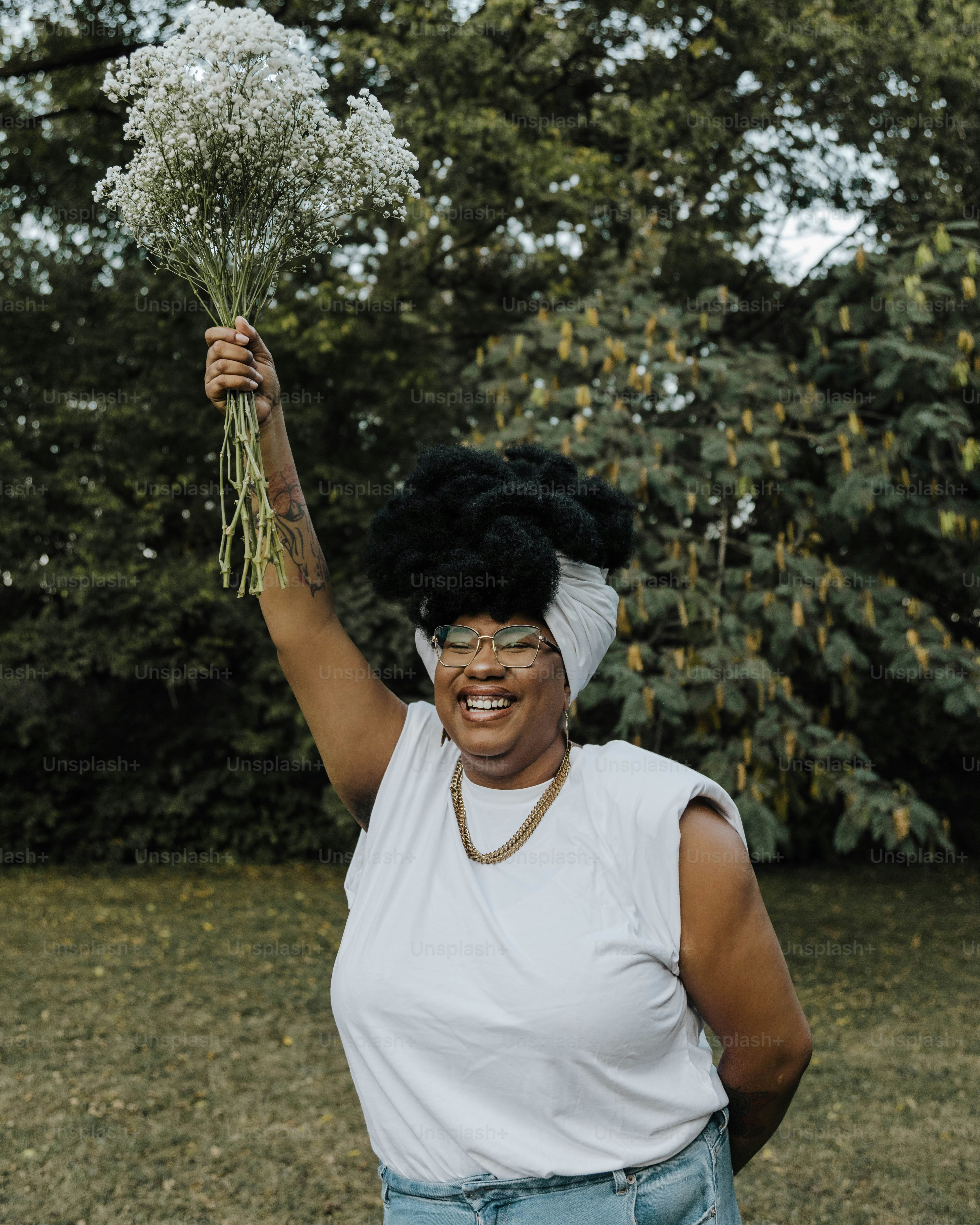 Eine Frau, die einen Blumenstrauß in der Hand hält