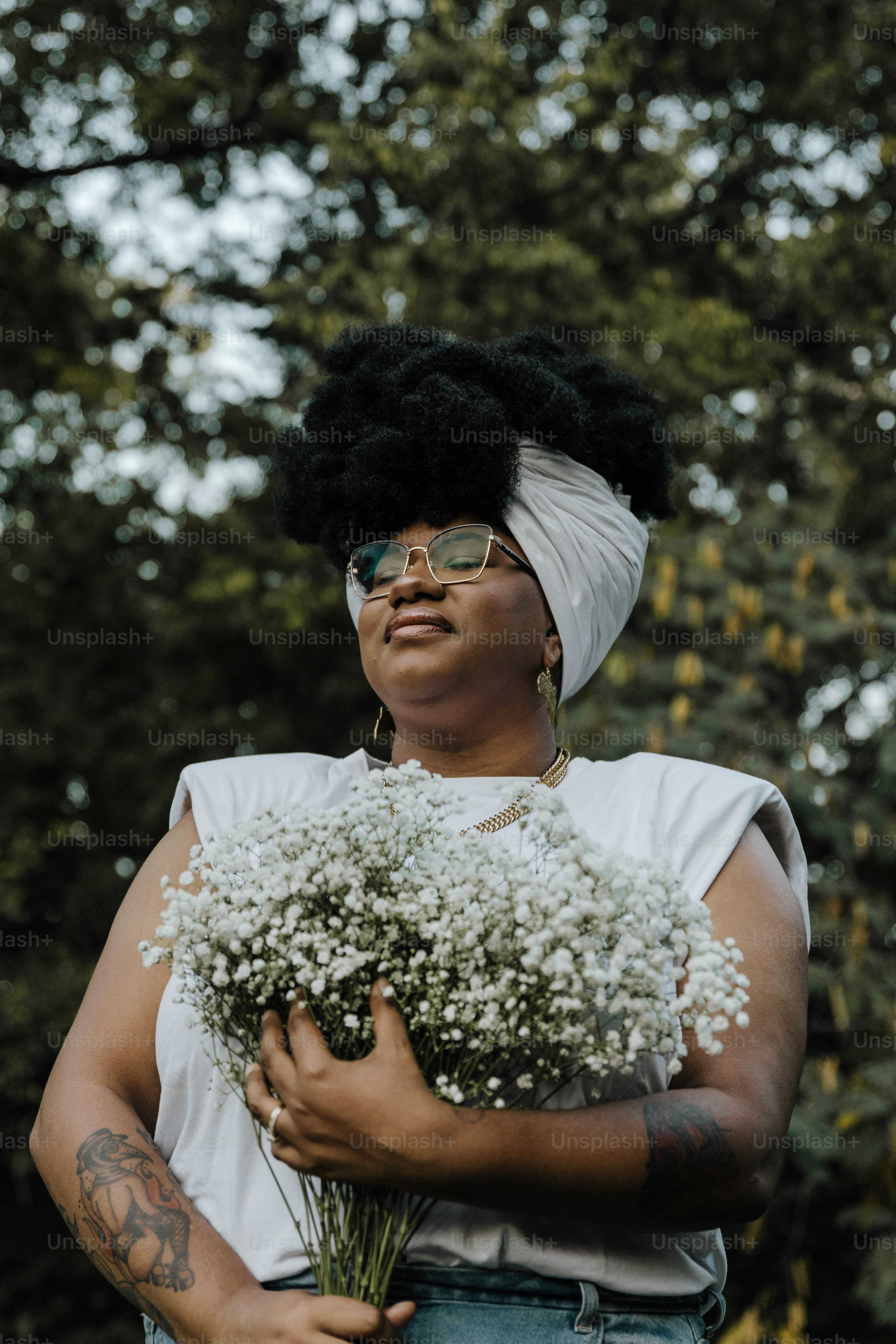 uma mulher segurando um ramo de flores em suas mãos