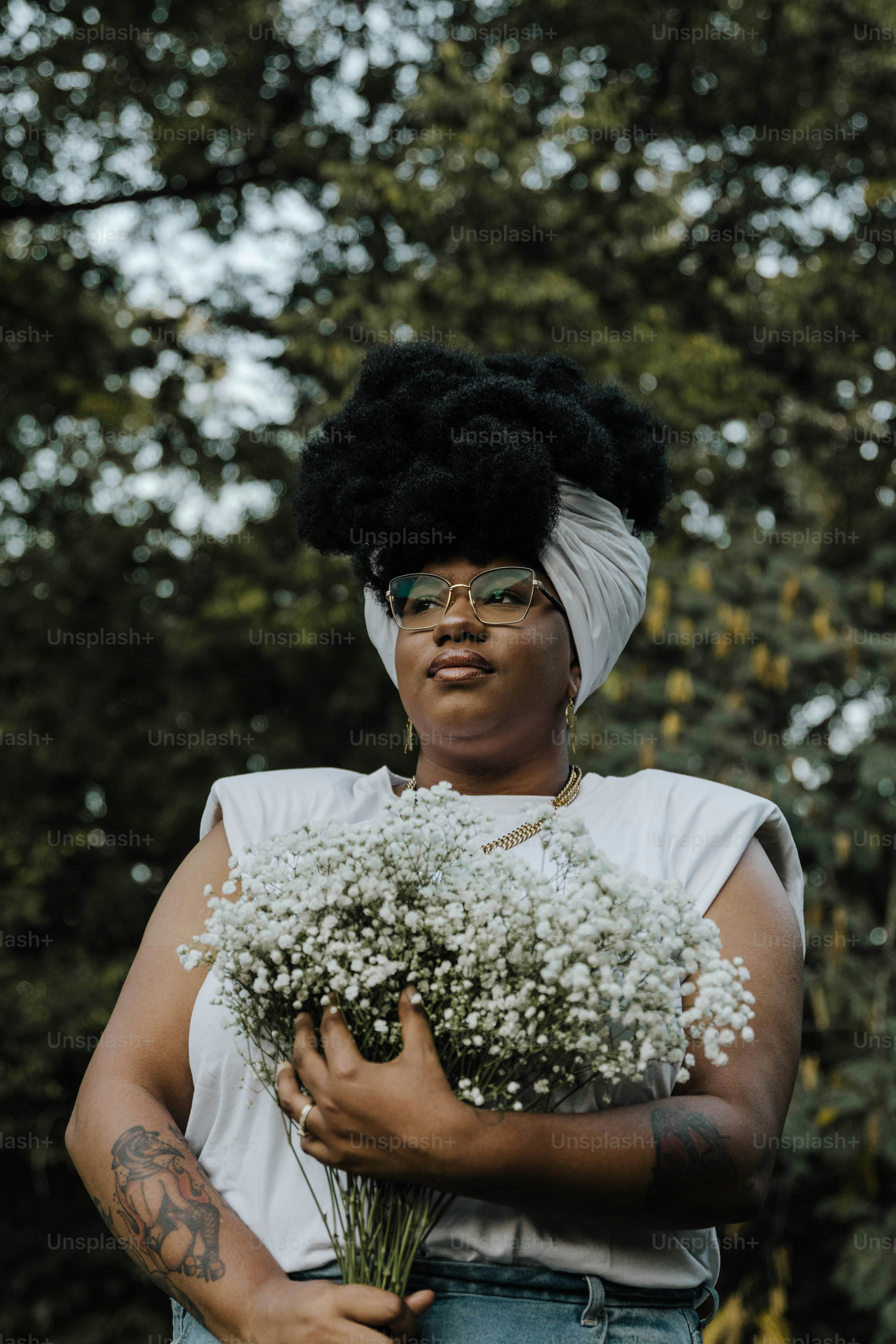 Eine Frau, die einen Blumenstrauß in den Händen hält