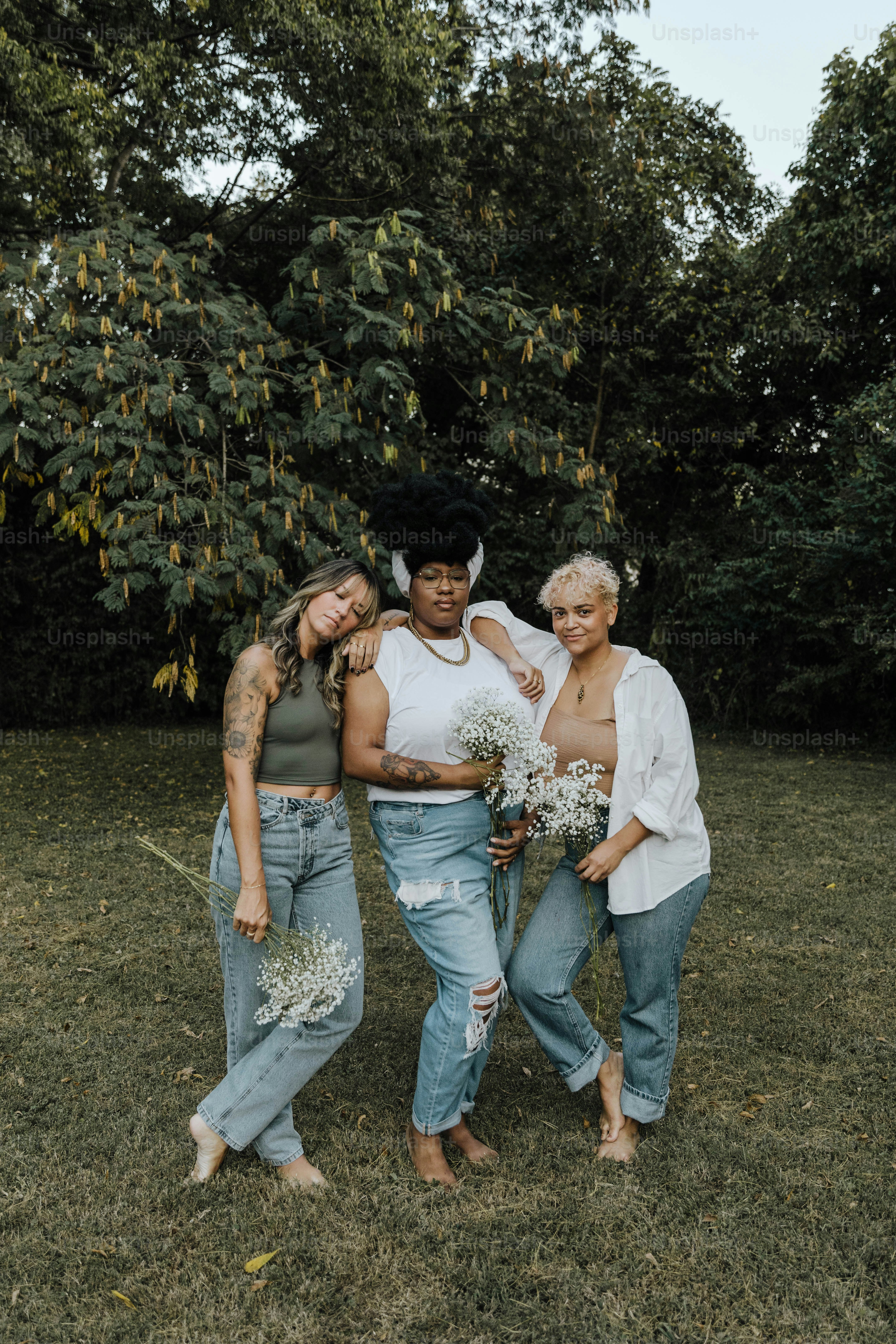 Eine Gruppe von Frauen, die nebeneinander stehen