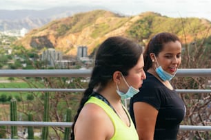 街中でのトレーニング中に防護マスクなしで話す女性たち