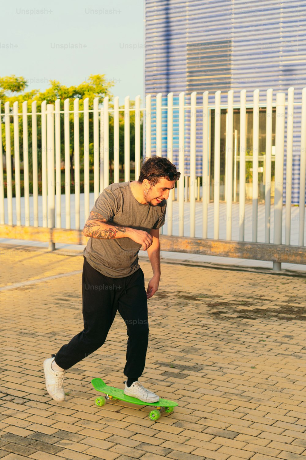 un giovane che usa il suo skateboard in una giornata di sole