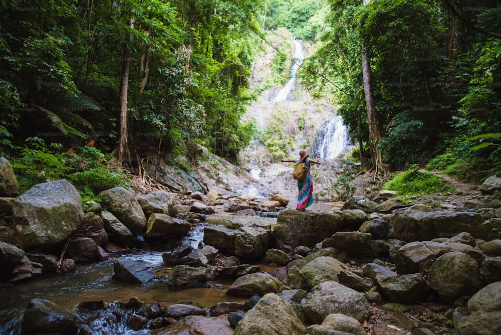 Las mujeres asiáticas se relajan en las vacaciones. Cascada de viaje En la montaña (cascada de Huai Toh) en Krabi. viajar por la naturaleza, viajar por el bosque, caminar por el bosque, viajar por Tailandia.