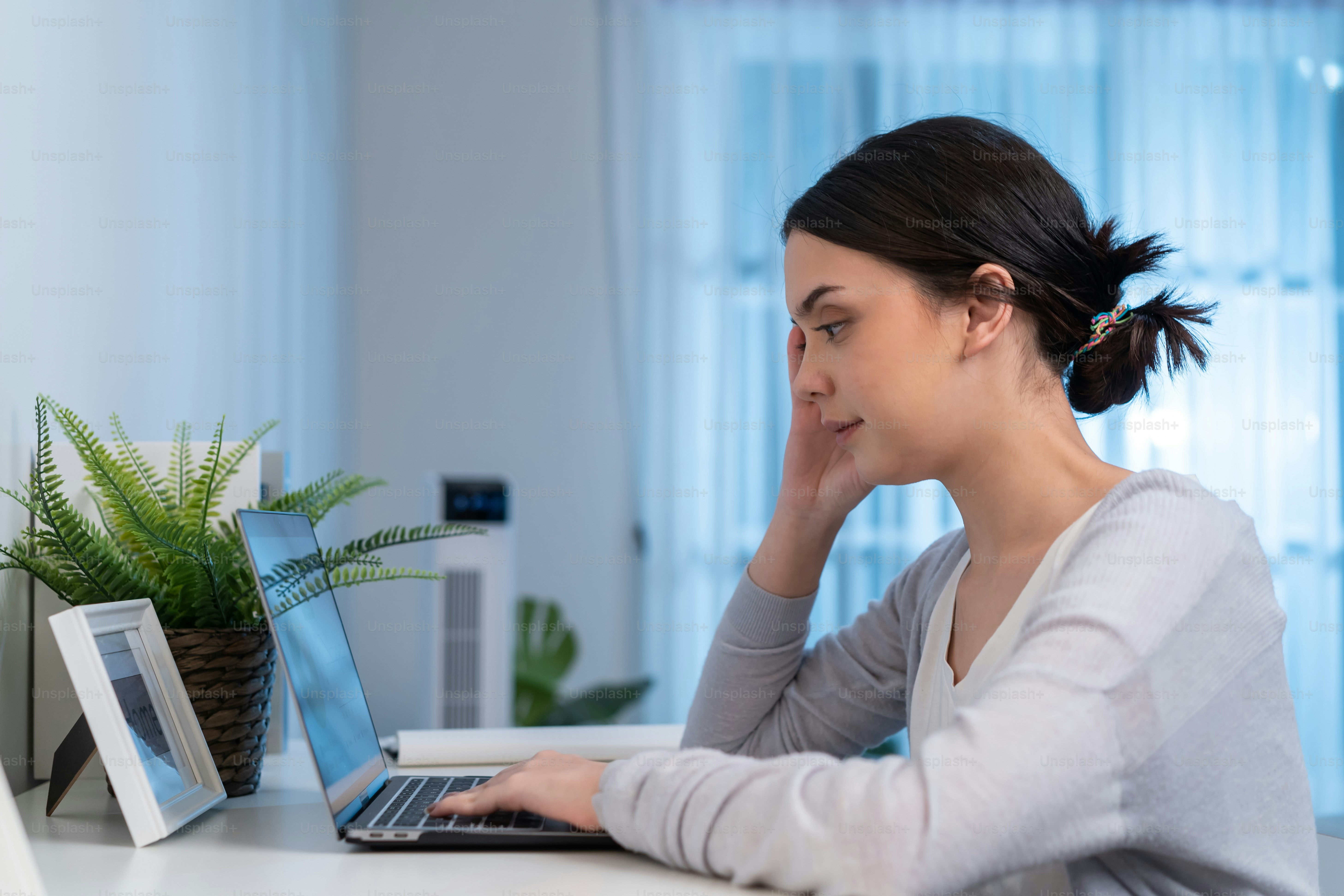 Asiatische junge Frauen studieren virtuell online und arbeiten zu Hause im Wohnzimmer. Fernunterricht von schönen Business Girl tippt auf Laptop Computer in der Nacht im Haus. Homeschool Late of Work Konzept.