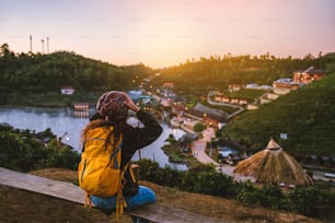 여성 여행자는 자연 산을 여행합니다. 태국의 매 홍손 (Mae Hong Son)의 시골에있는 반 락 타이 (Ban Rak Thai) 마을을 여행하십시오.