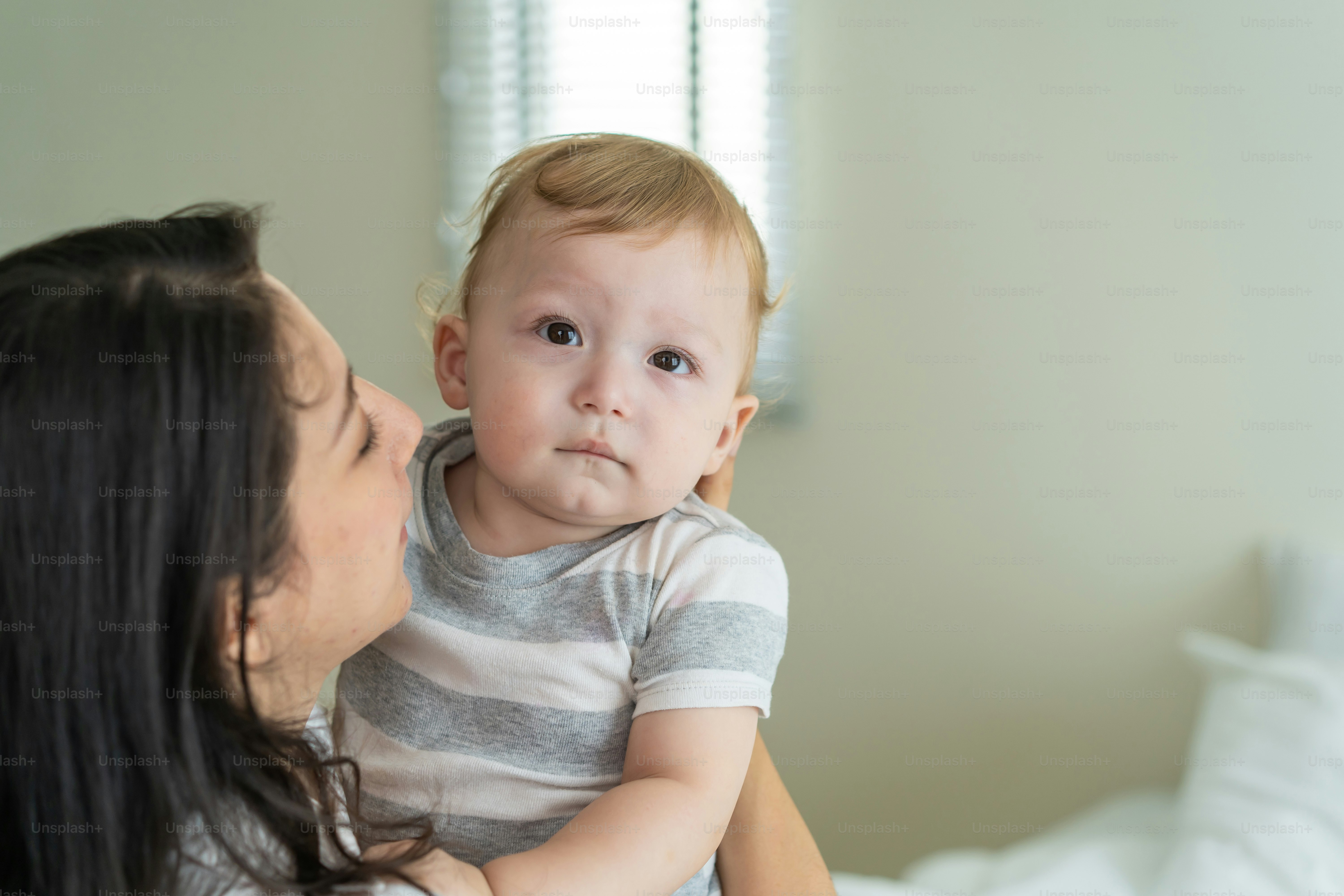 白人の愛するお母さんは リビングルームでかわいい男の子の子供を手に持っています 幸せな家族 魅力的な思いやりのある若い母親が幼児の息子を手に持ち 家の中で回転します 家庭での活動関係の写真 Unsplashで見つける人の無料写真