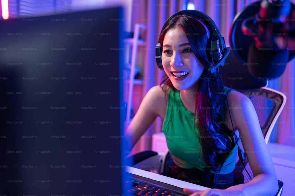 아시아의 아름다운 Esport 여성 게이머는 컴퓨터에서 온라인 비디오 게임을 합니다. 매력적인 어린 소녀 게임 플레이어는 행복을 느끼고 집에서 사이버 토너먼트를 재생하는 동안 기술 방송 라이브 스트리밍을 즐깁니다.