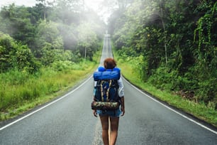 アジアの女性は休暇中にリラックスして旅行します。道路上」n自然ルート。タイ